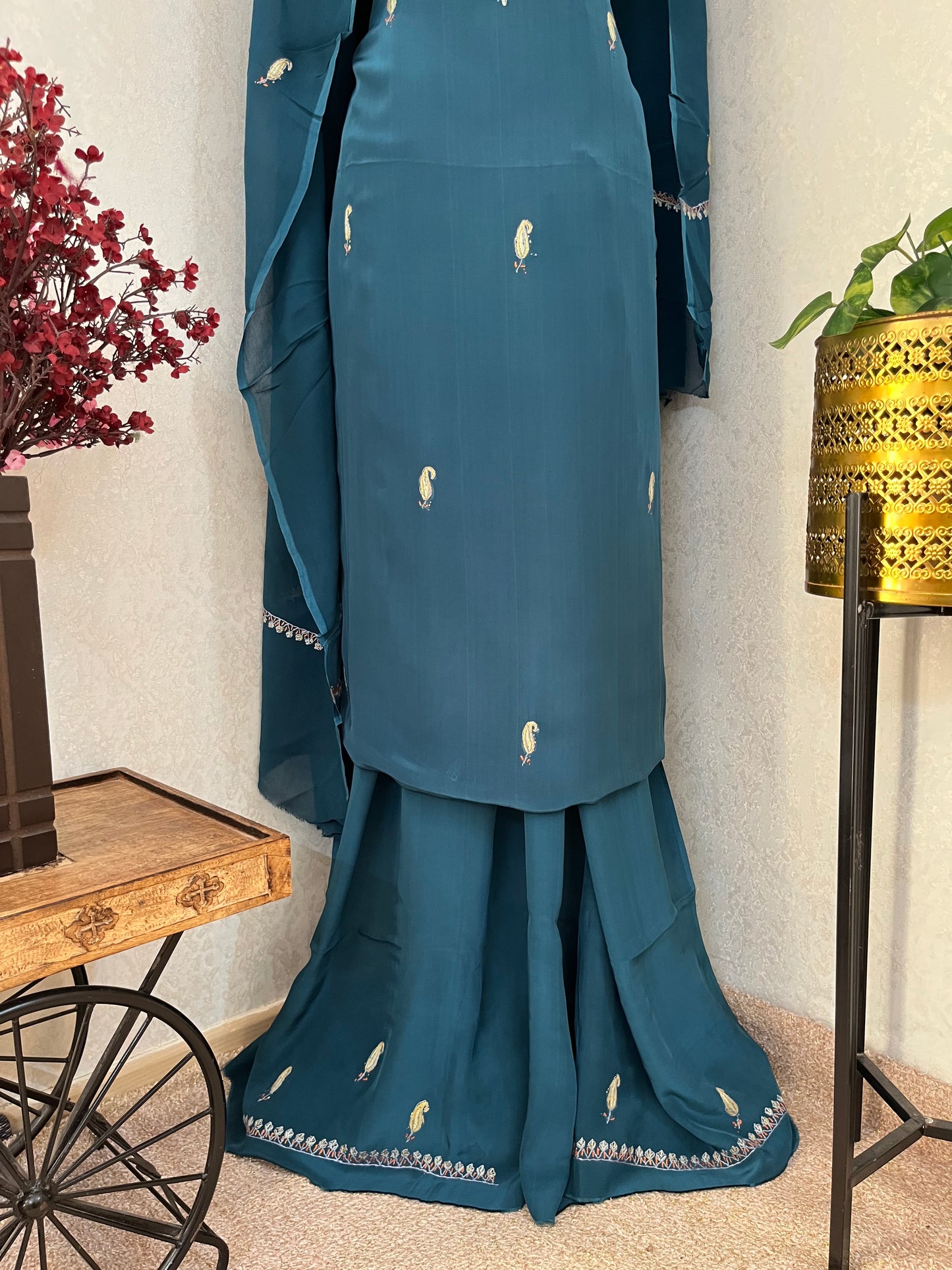 Blue Kalaa’ Crape Sozni Kashmiri Suit
