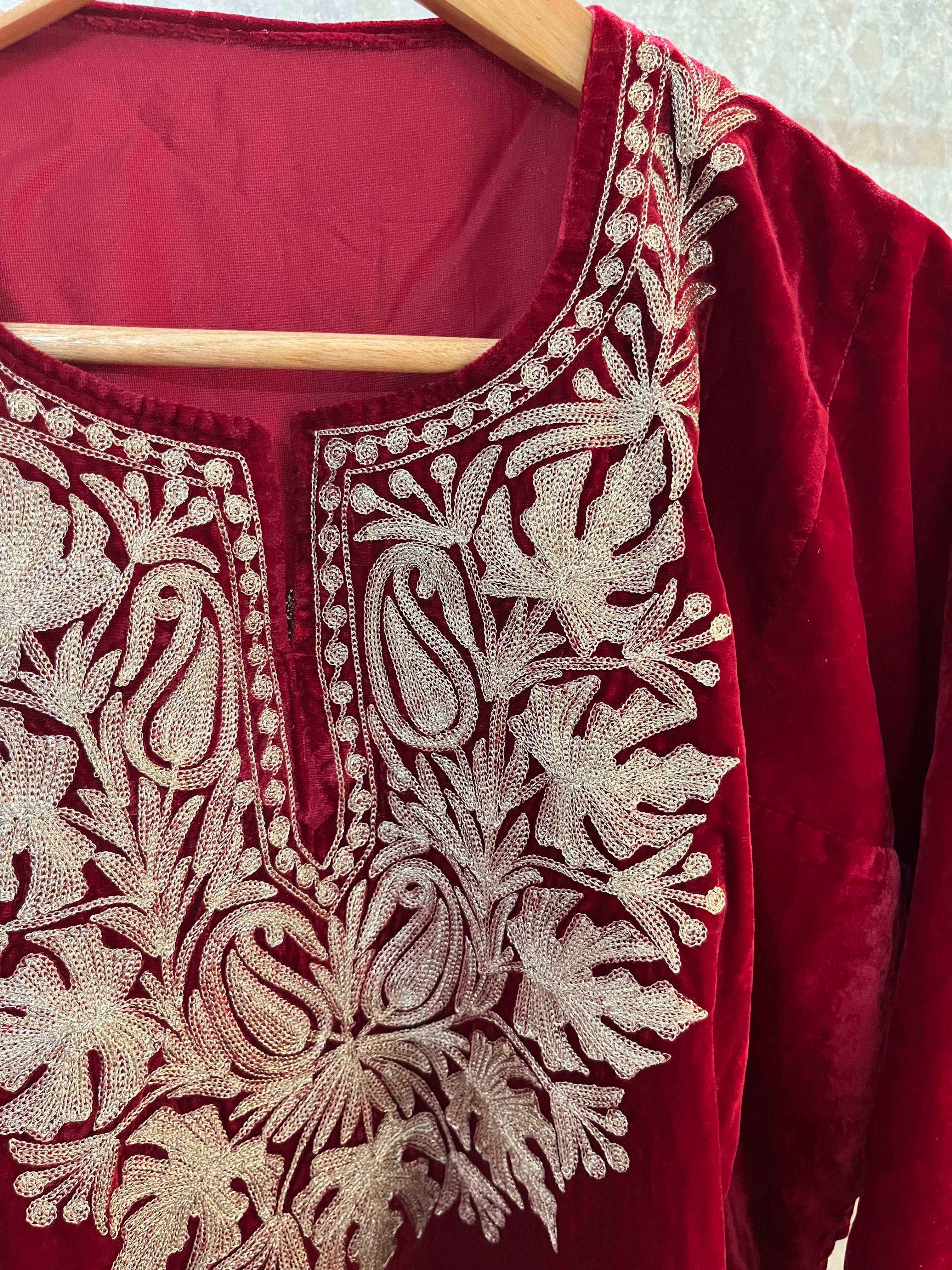 Maroon Tilla Embroidered Velvet Pheran – Saugaat Station