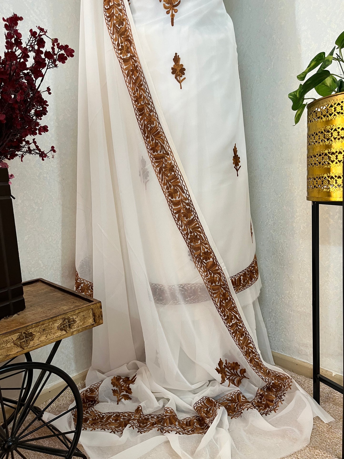 Off white  Georgette 3pc Kashmiri Suit