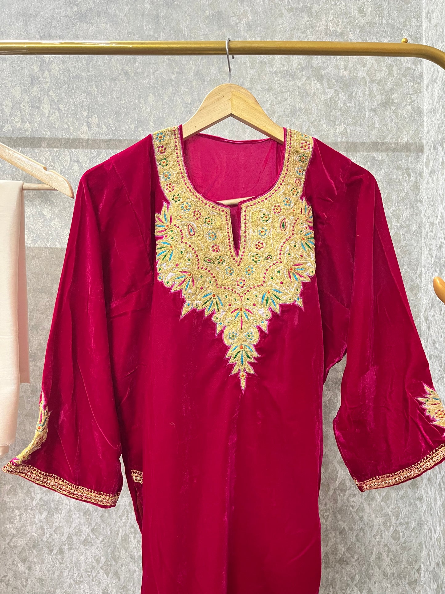 Magenta Shabab Tilla Pheran Brown White