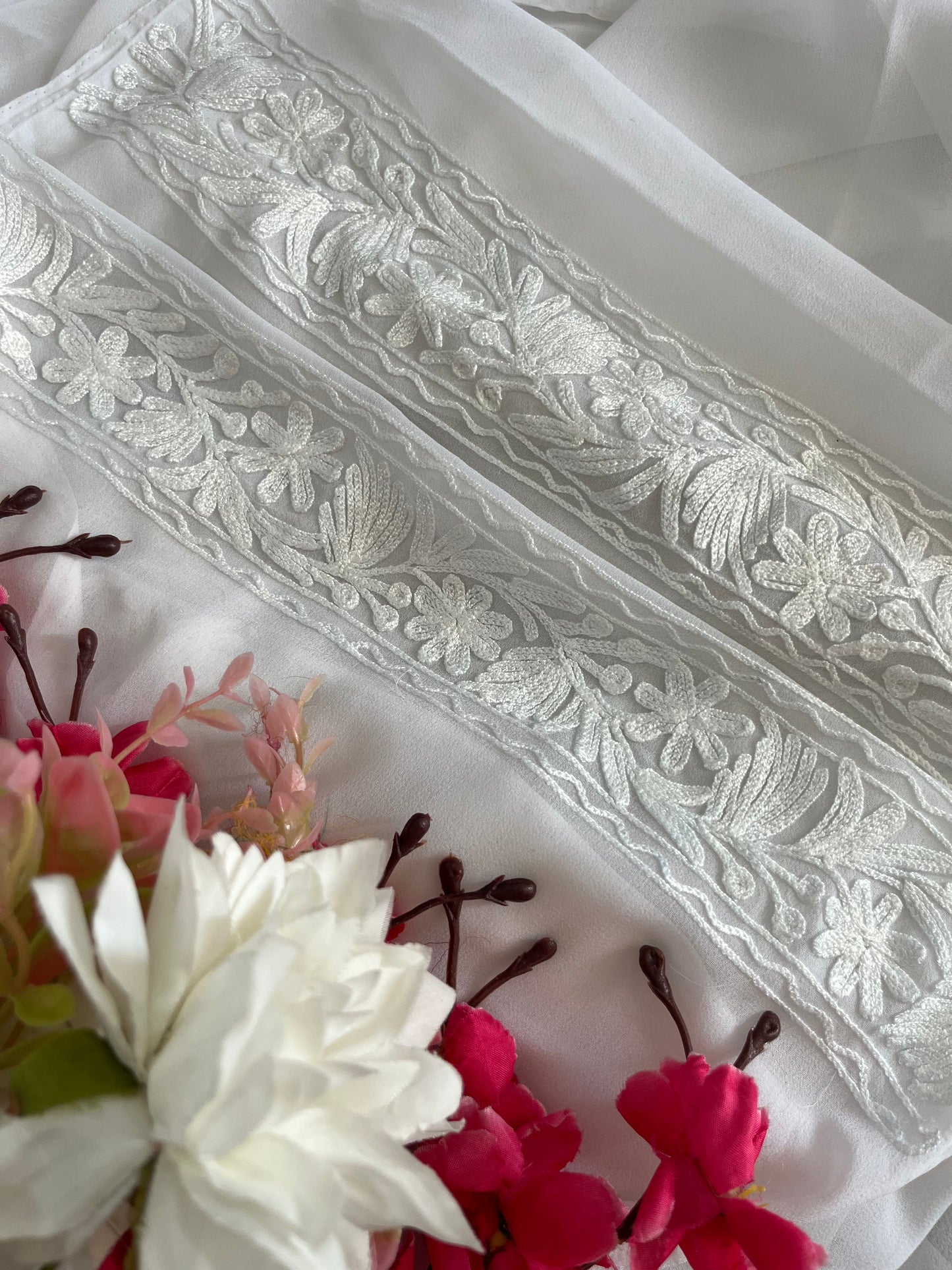 Off white  Georgette 3pc Kashmiri Suit