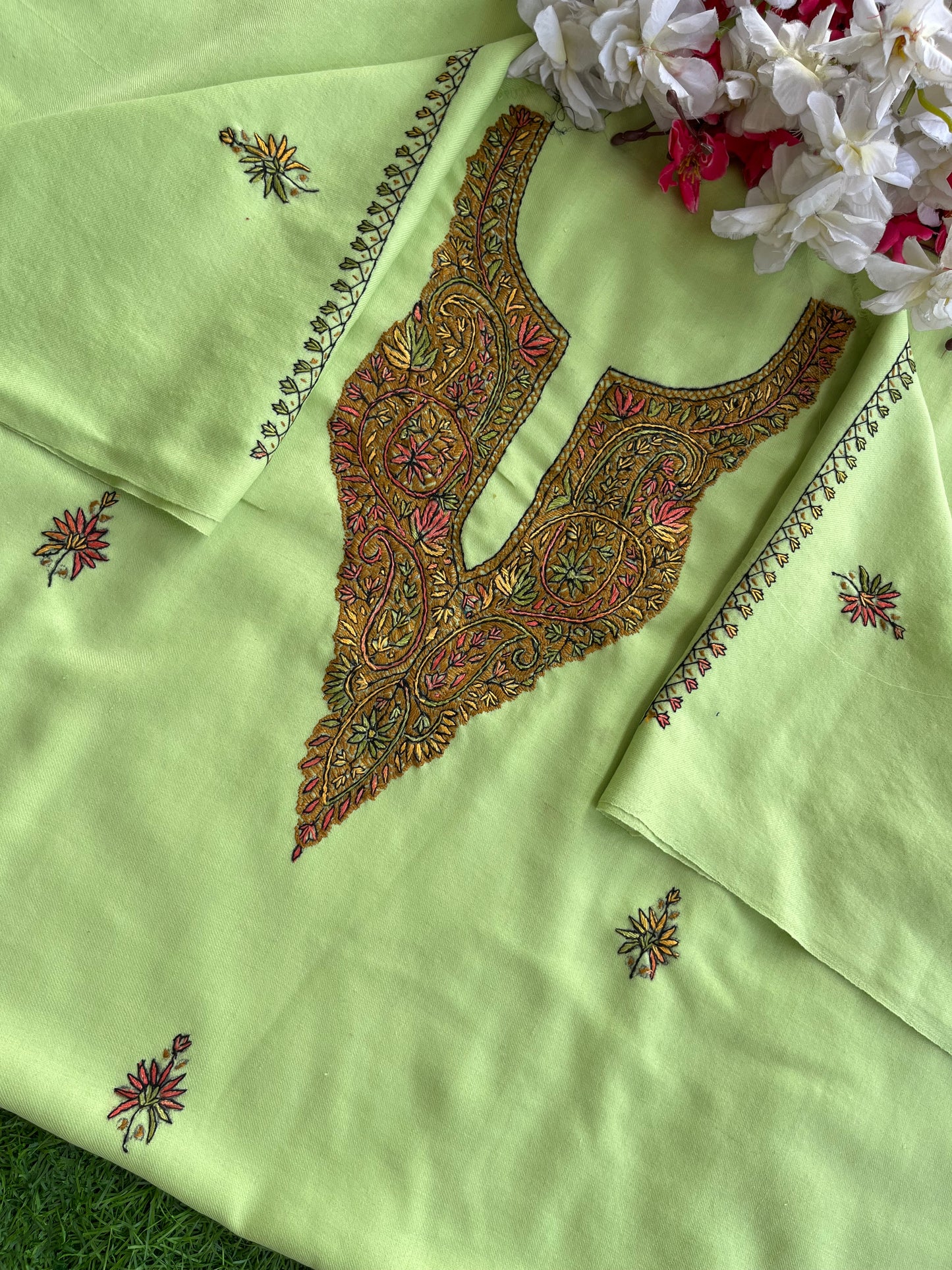 Pista Green Fine Wool Sozni Embroidered 3pc Suit Stole