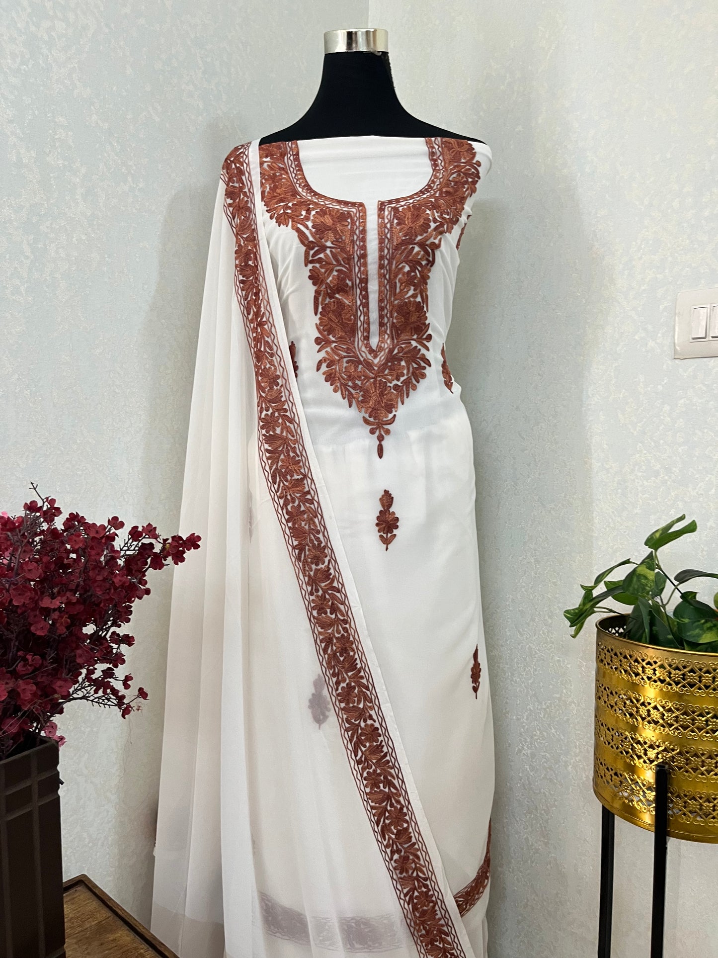 Off white  Georgette 3pc Kashmiri Suit