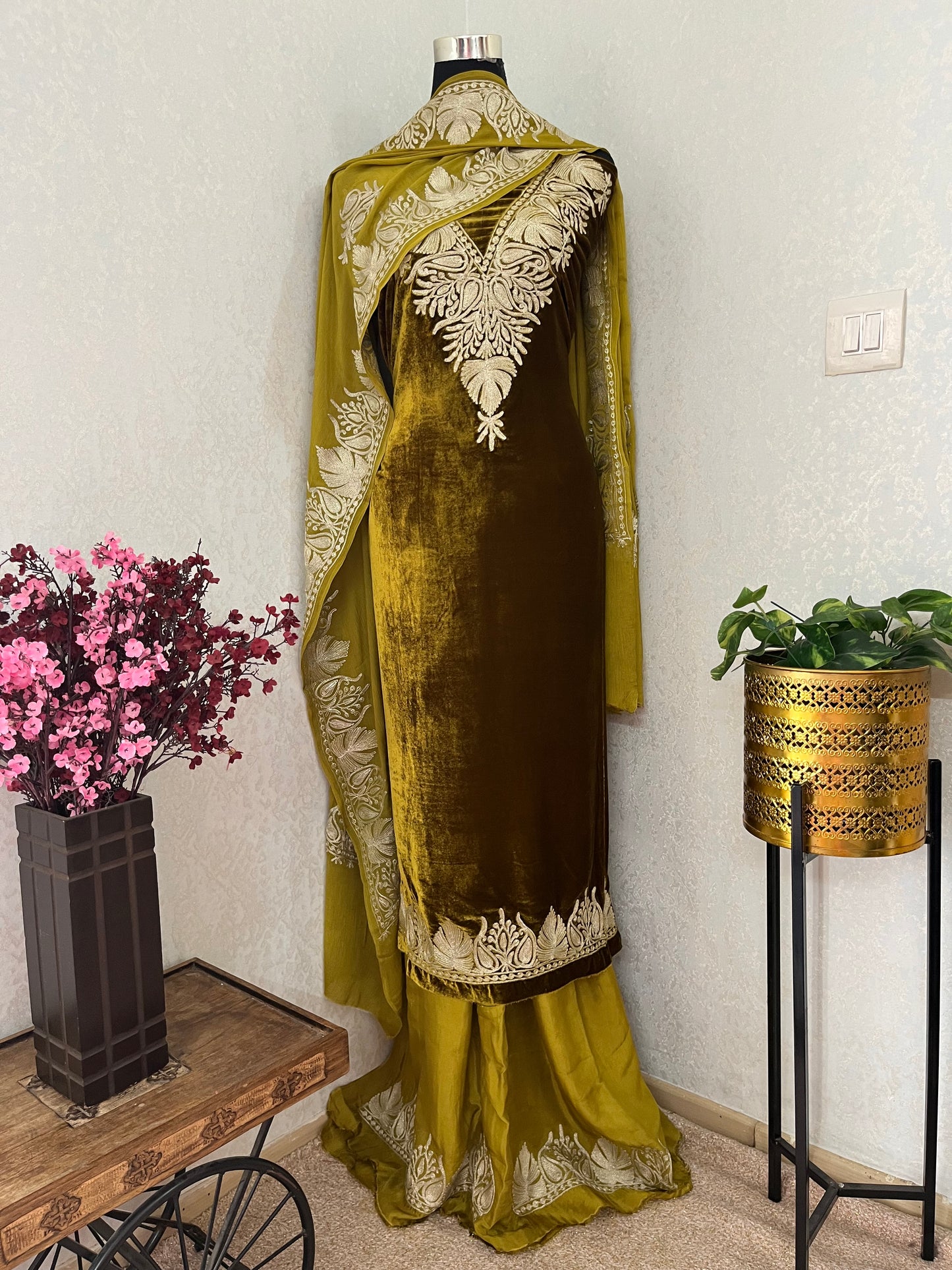 Henna Green Tilla Pure Makhmal Suit