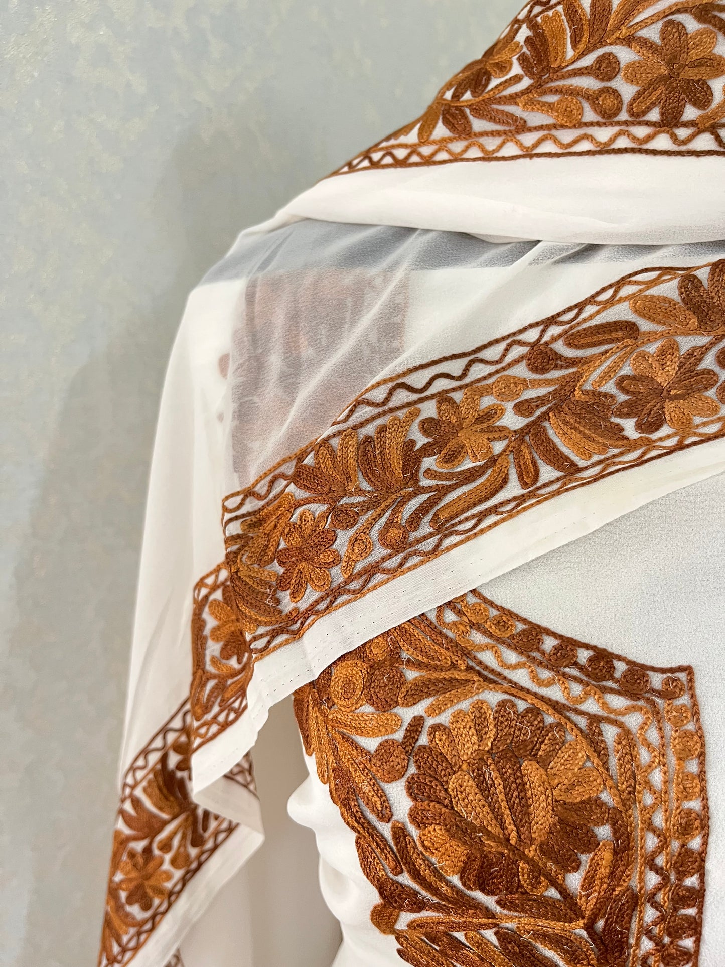 Off white  Georgette 3pc Kashmiri Suit