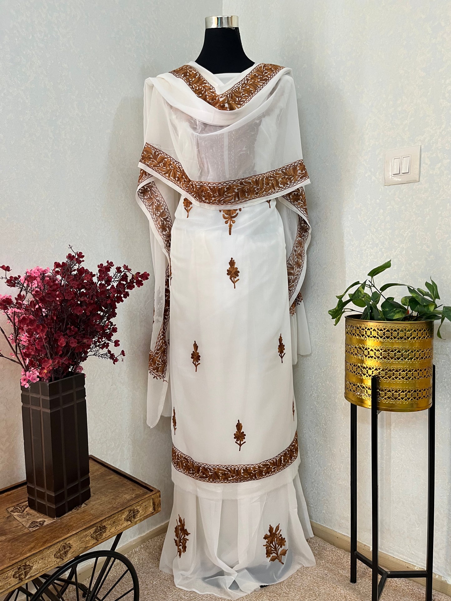 Off white  Georgette 3pc Kashmiri Suit
