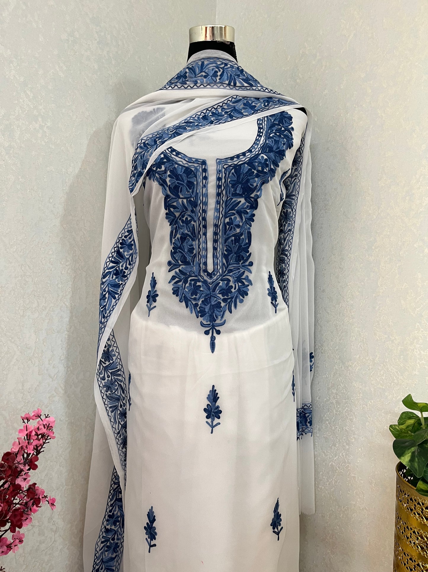 Off white  Georgette 3pc Kashmiri Suit
