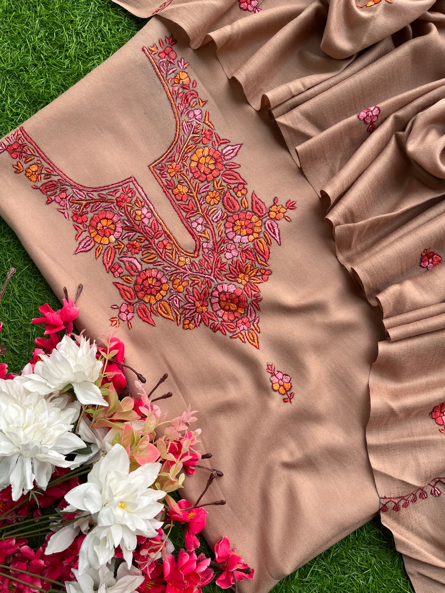 Beige Fine Wool Sozni Embroidered 3pc Suit Stole