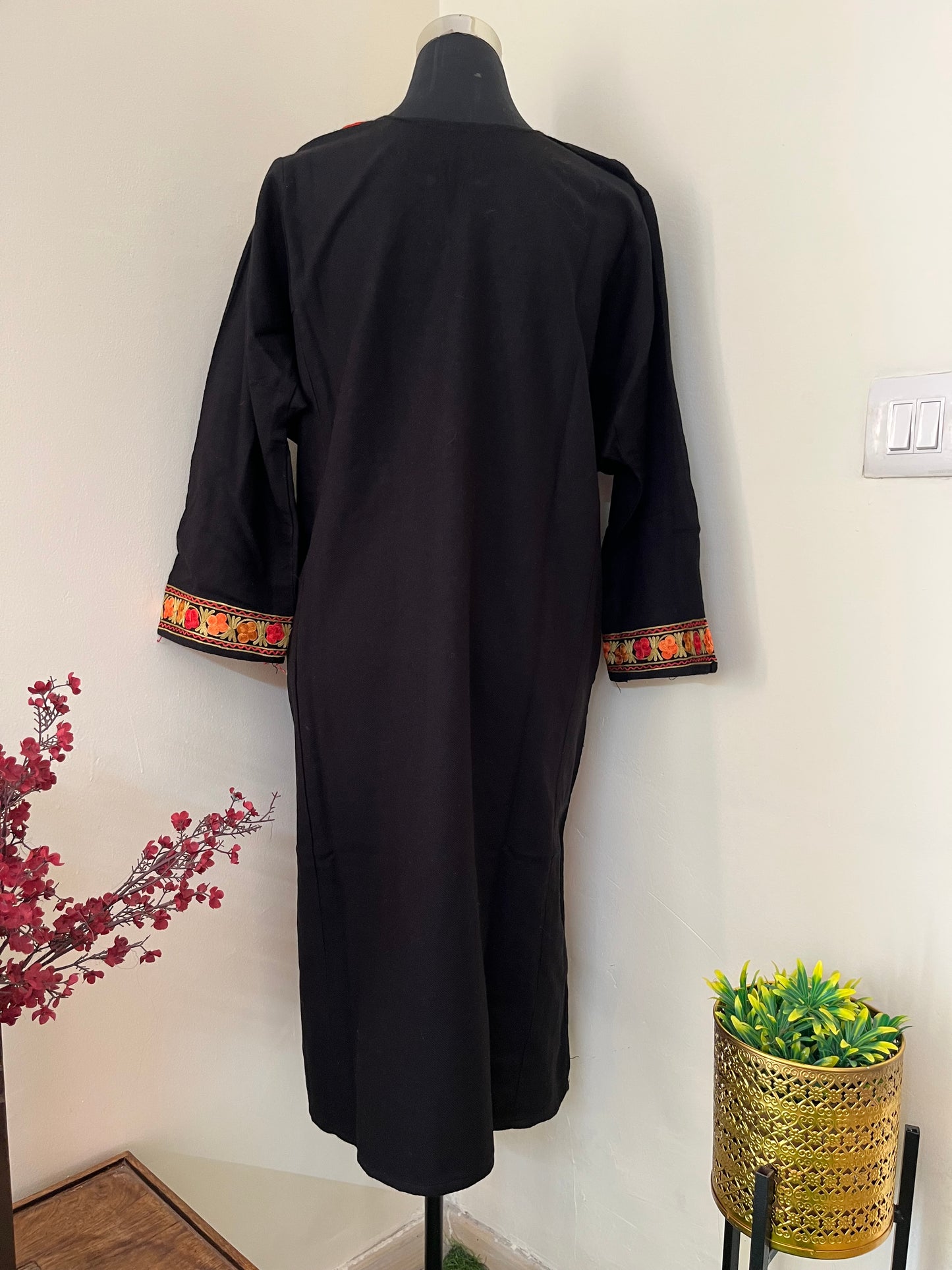 Black Aari Embroidered Wool Pheran