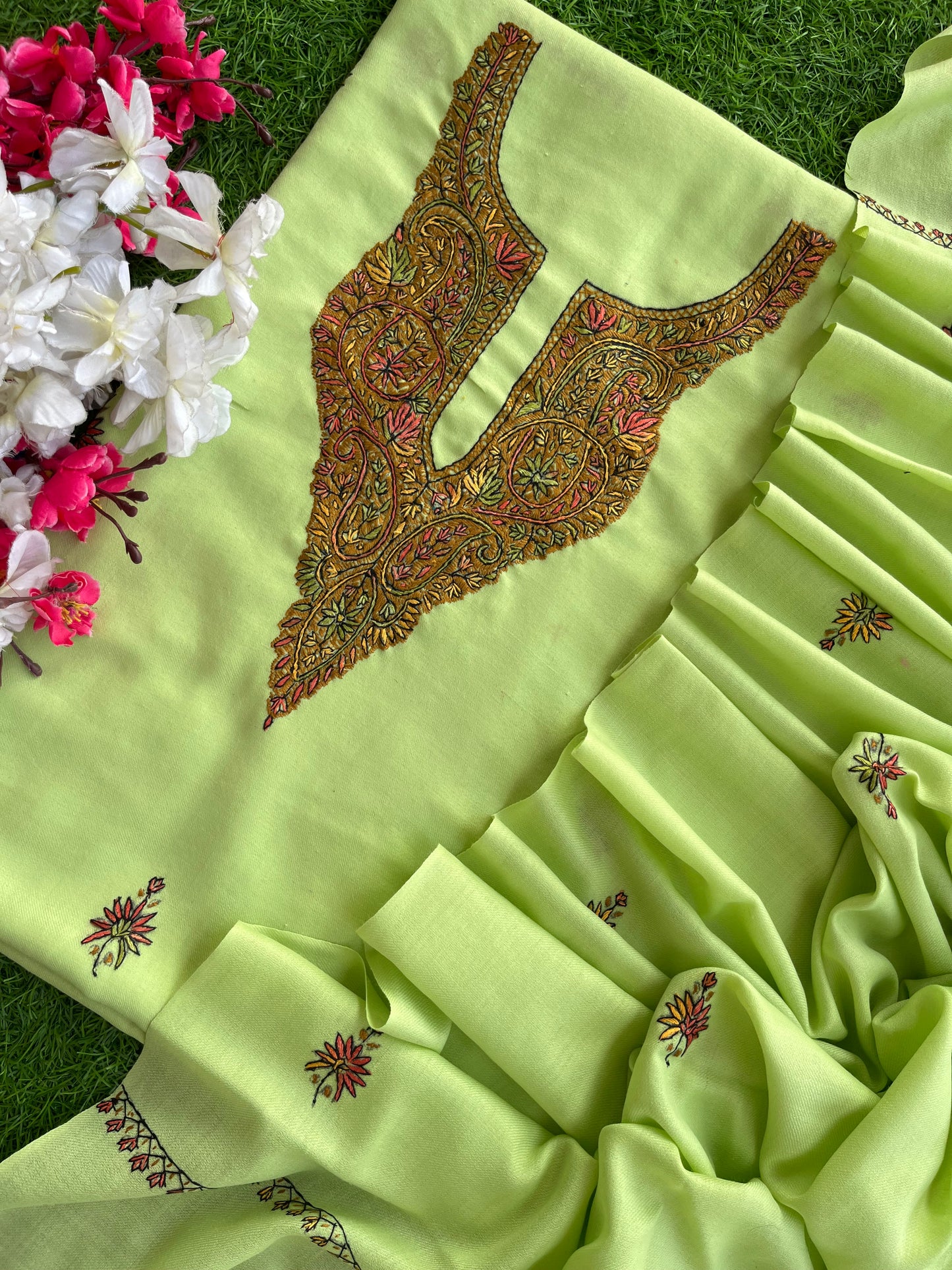 Pista Green Fine Wool Sozni Embroidered 3pc Suit Stole