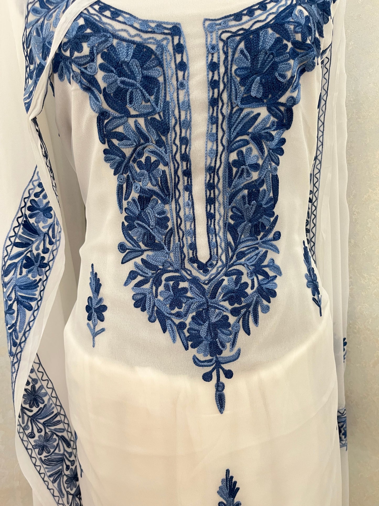 Off white  Georgette 3pc Kashmiri Suit