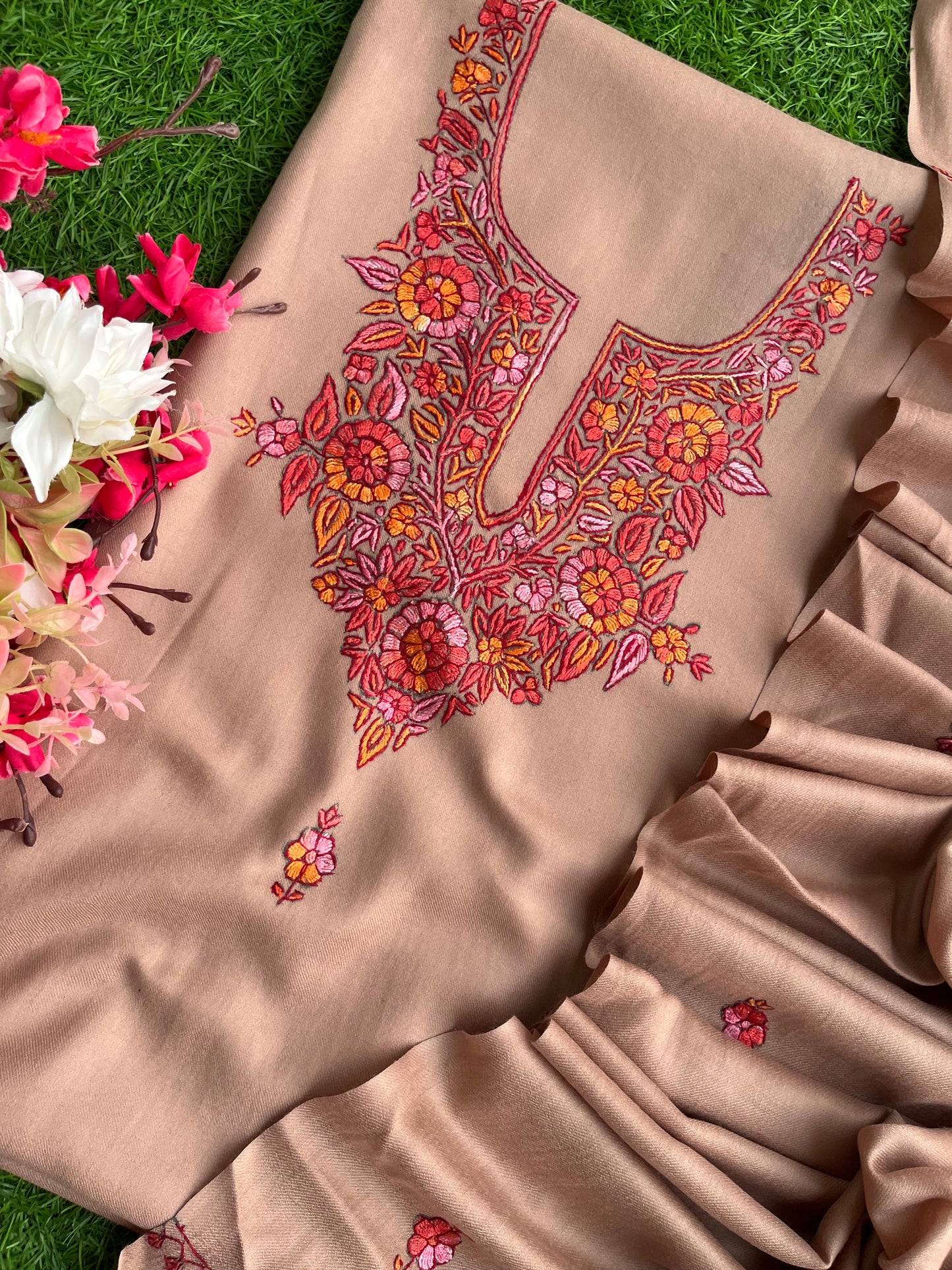 Beige Fine Wool Sozni Embroidered 3pc Suit Stole