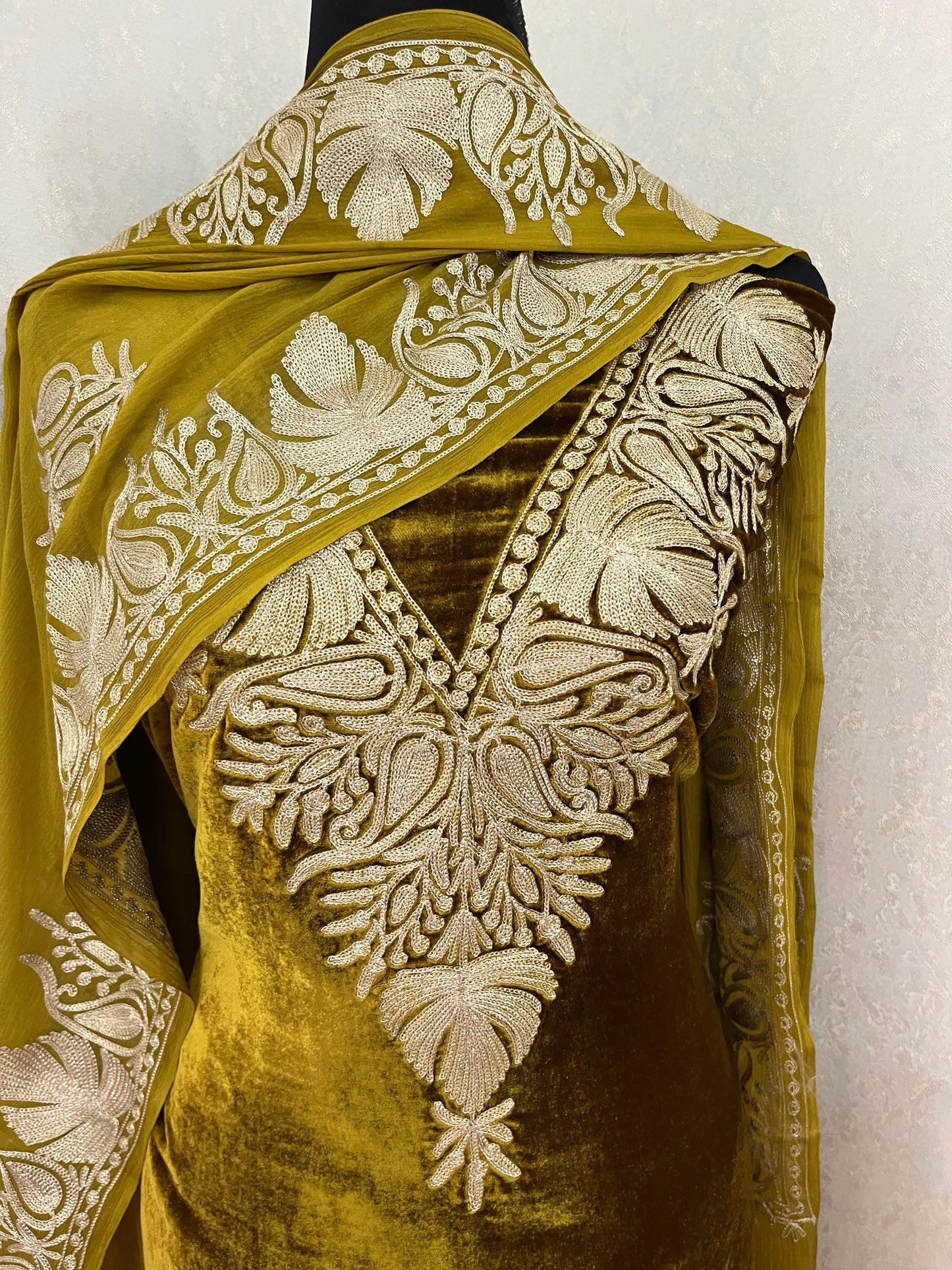 Henna Green Tilla Pure Makhmal Suit