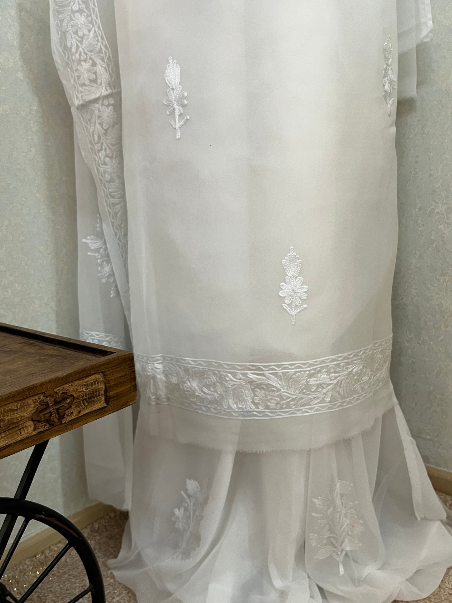 Off white  Georgette 3pc Kashmiri Suit