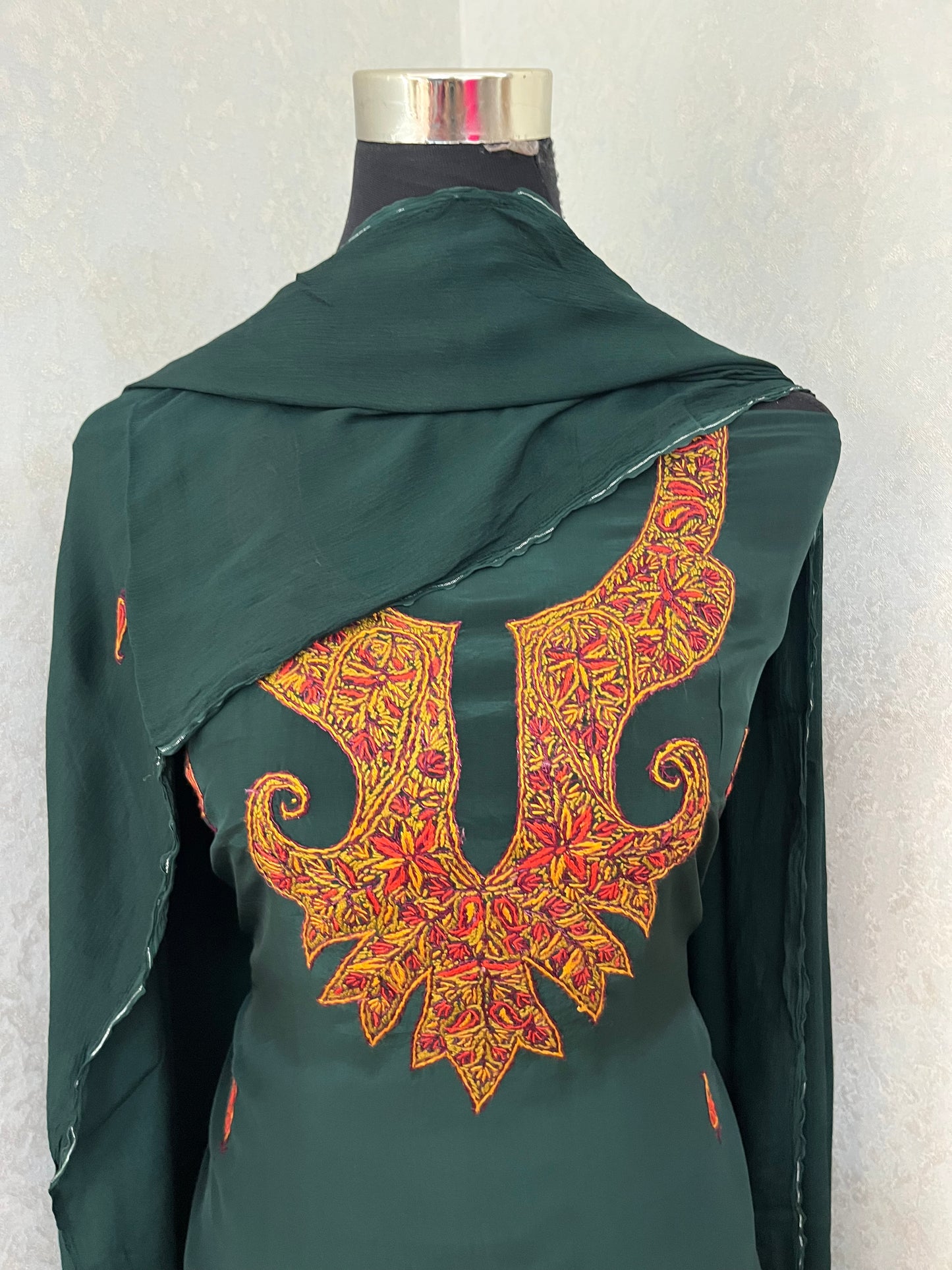 Green Kalaa’ Crape Sozni Kashmiri Suit