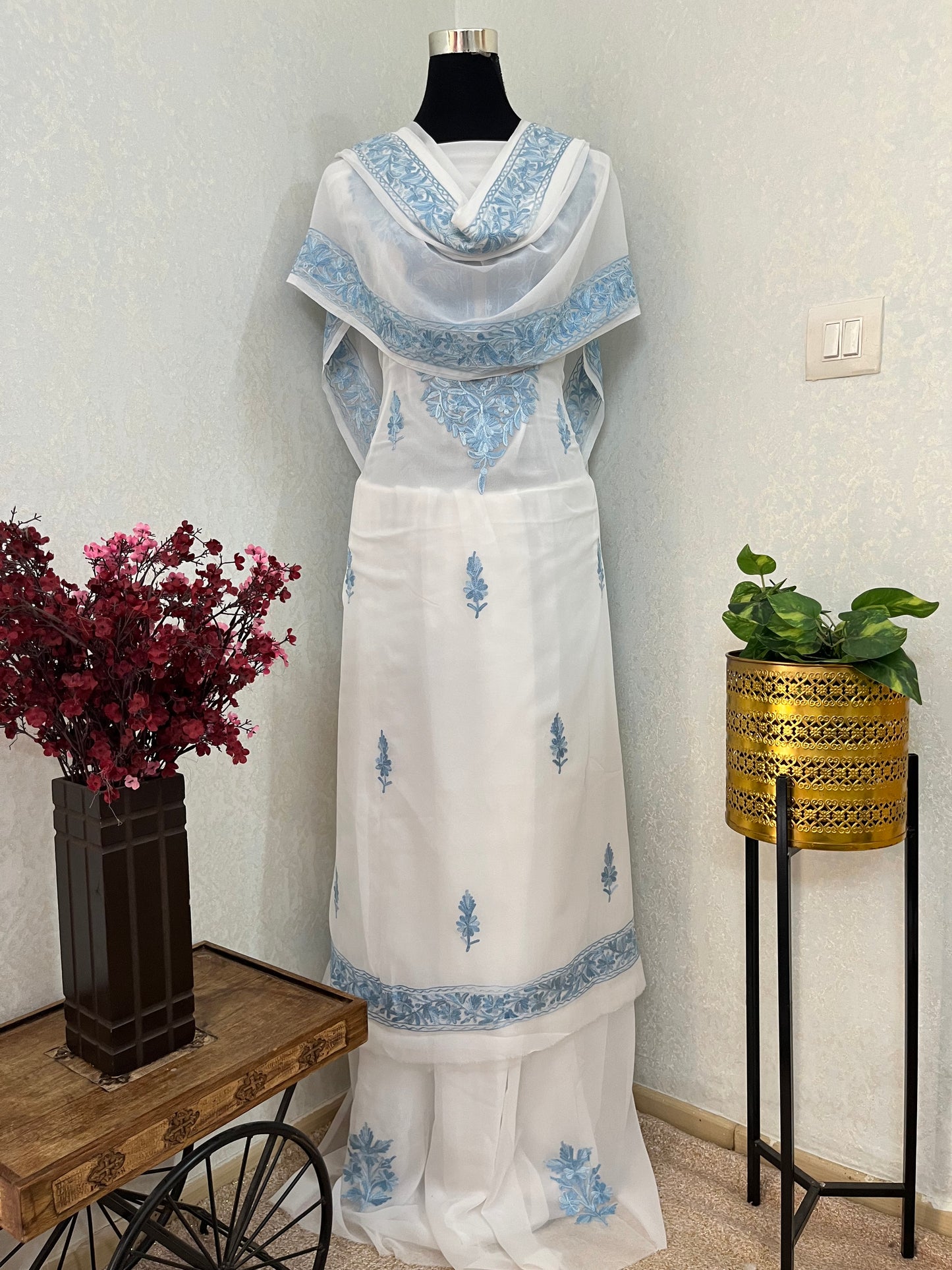 Off white  Georgette 3pc Kashmiri Suit