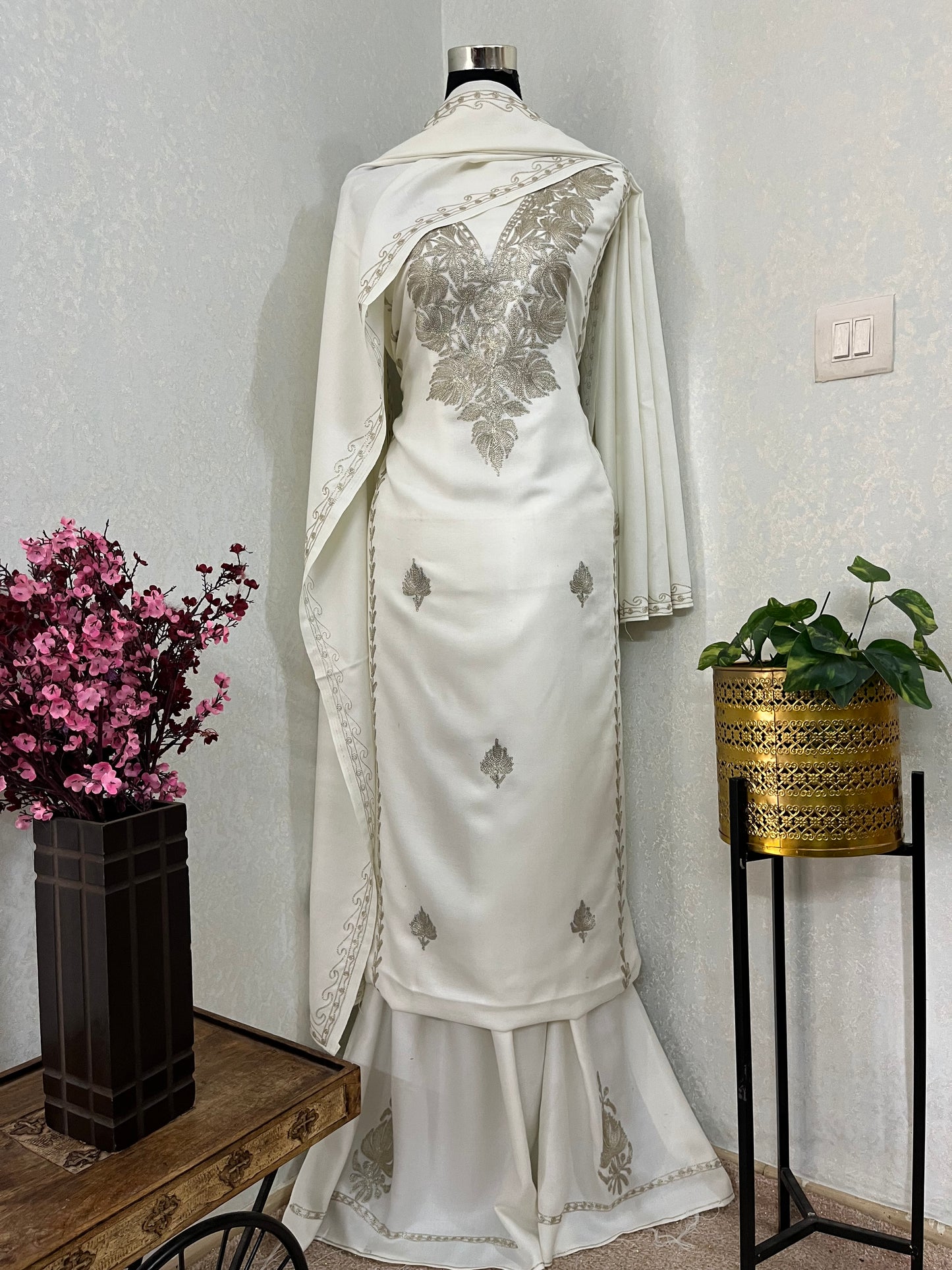 Off White Tilla Embroidered 3pc Suit Stole