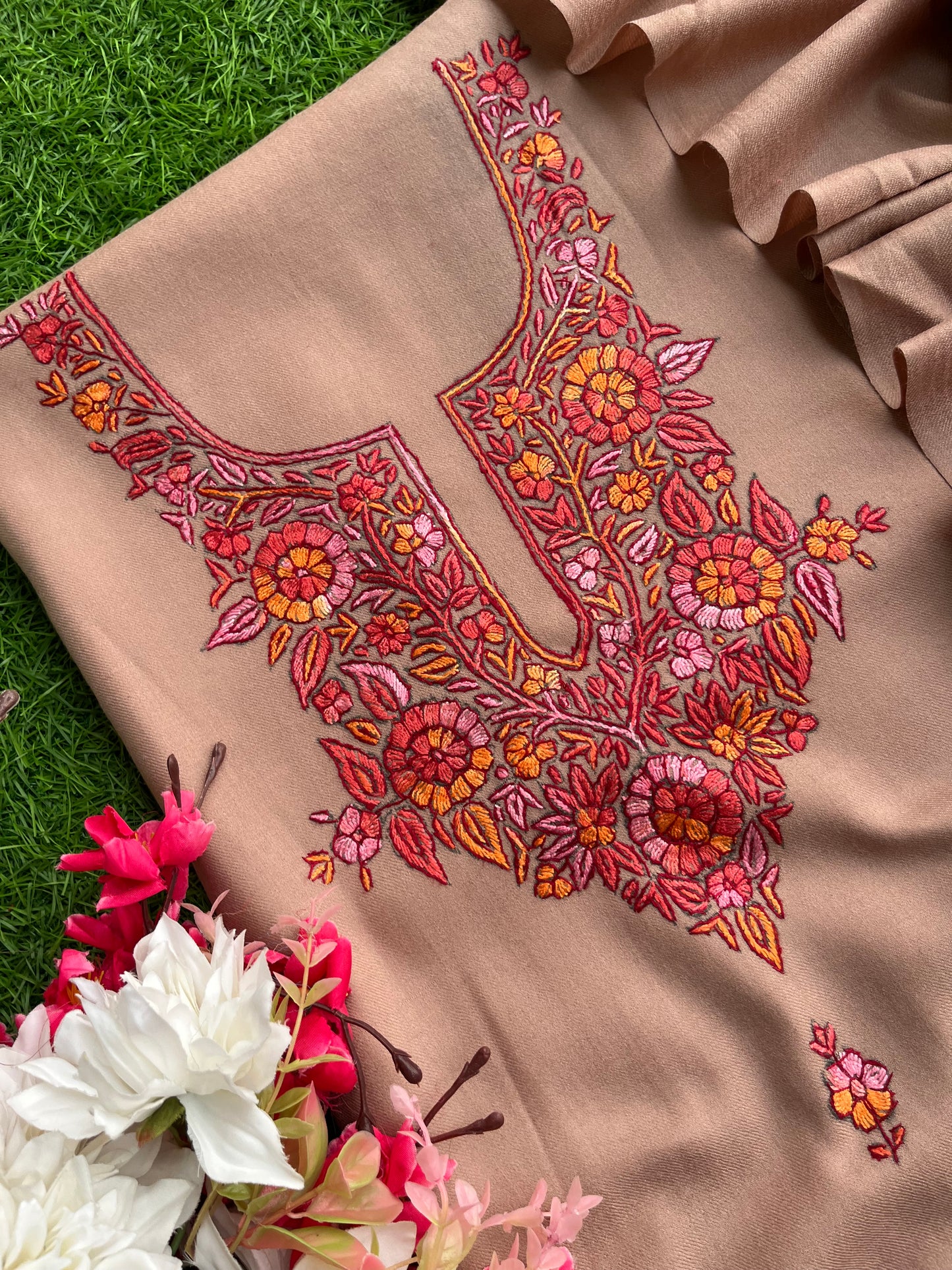 Beige Fine Wool Sozni Embroidered 3pc Suit Stole