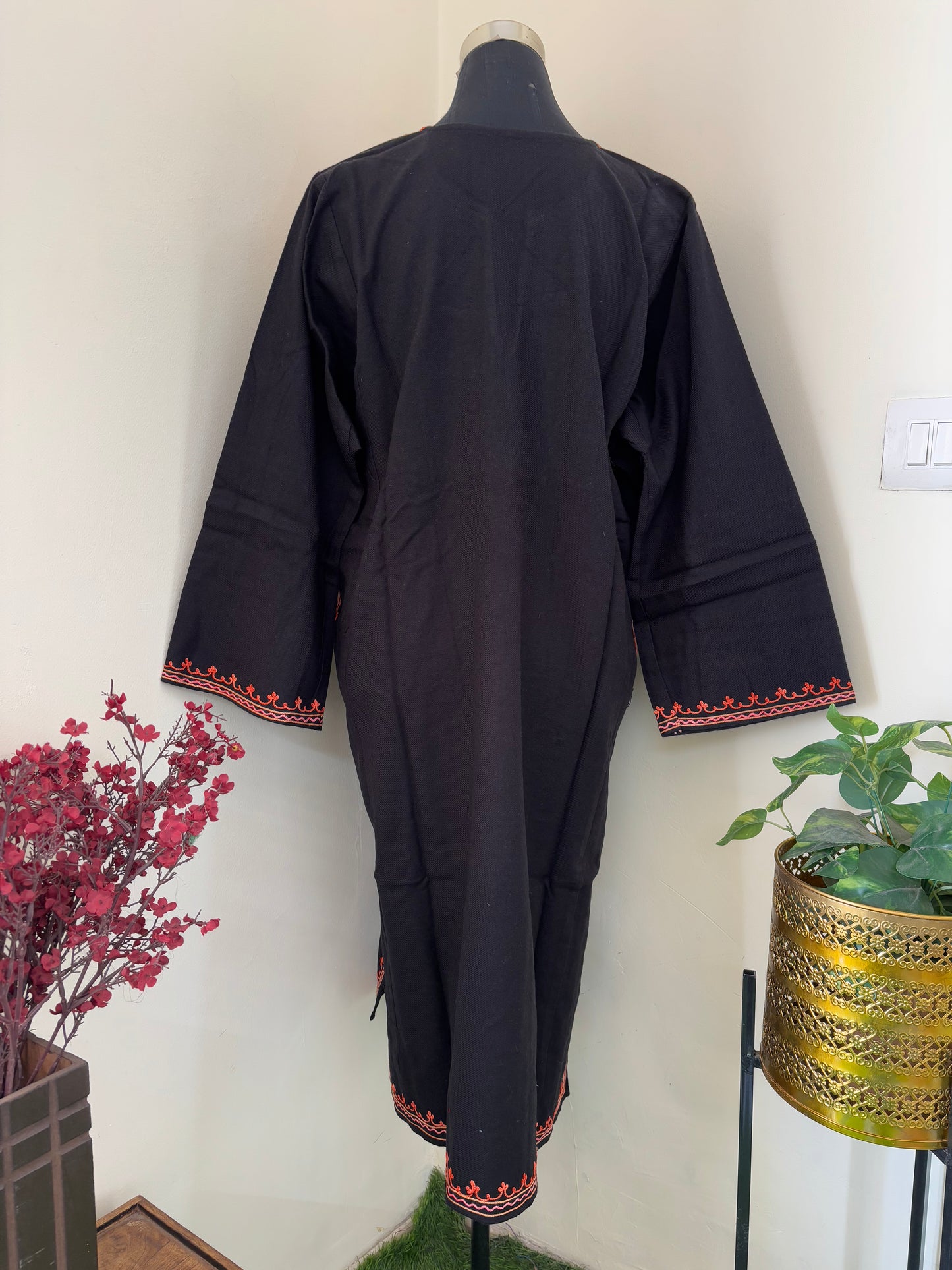 Black Aari Embroidered Wool Pheran