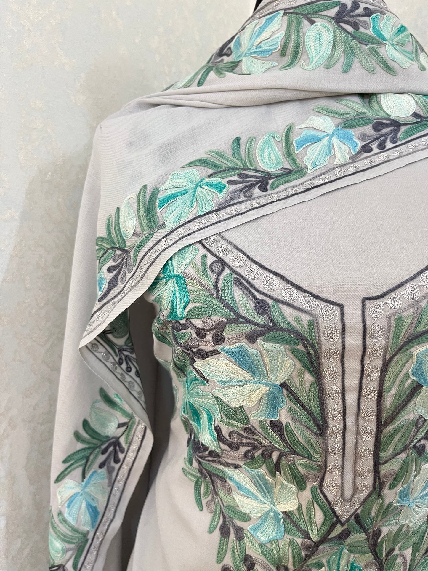 Ice Grey Pure Wool Aari Embroidered 3pc Suit Stole