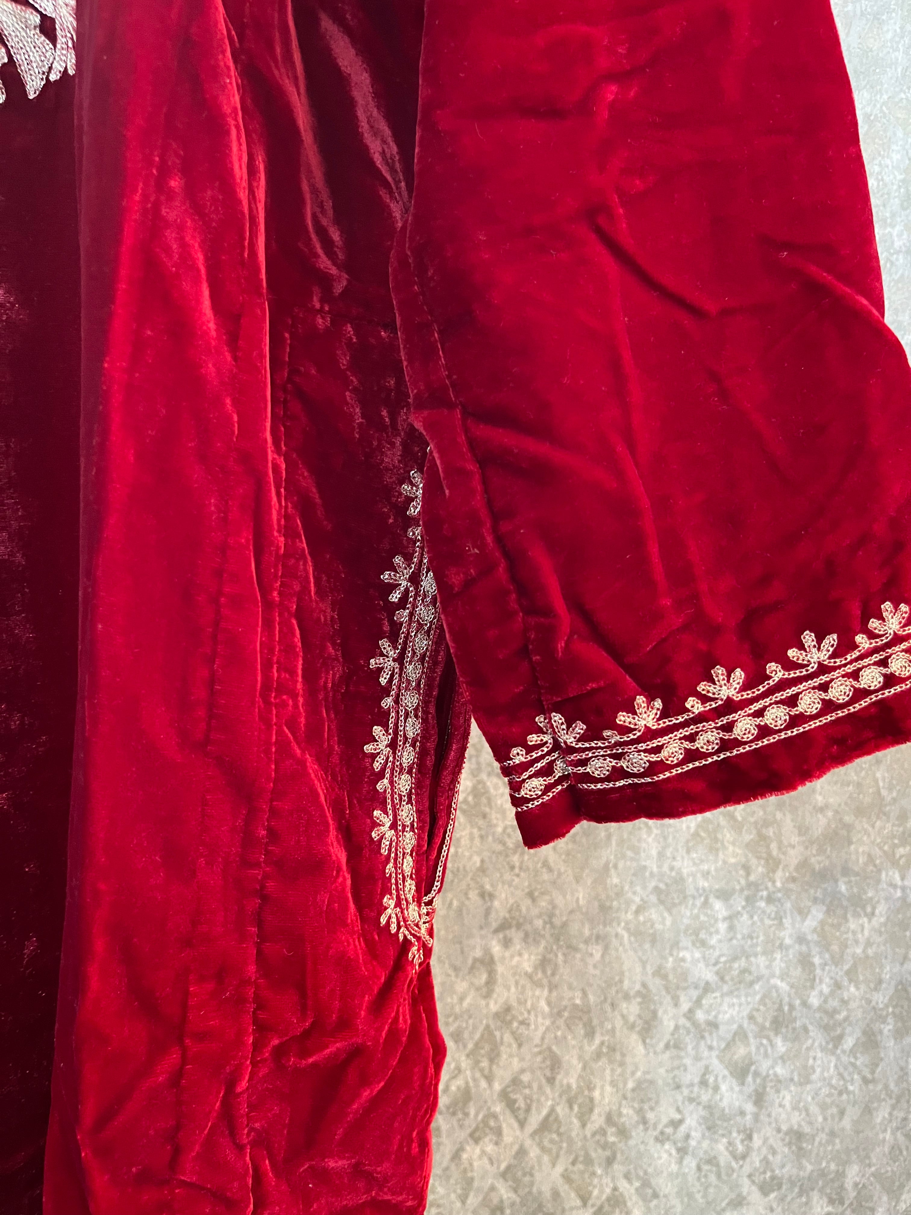 Maroon Tilla Embroidered Velvet Pheran – Saugaat Station