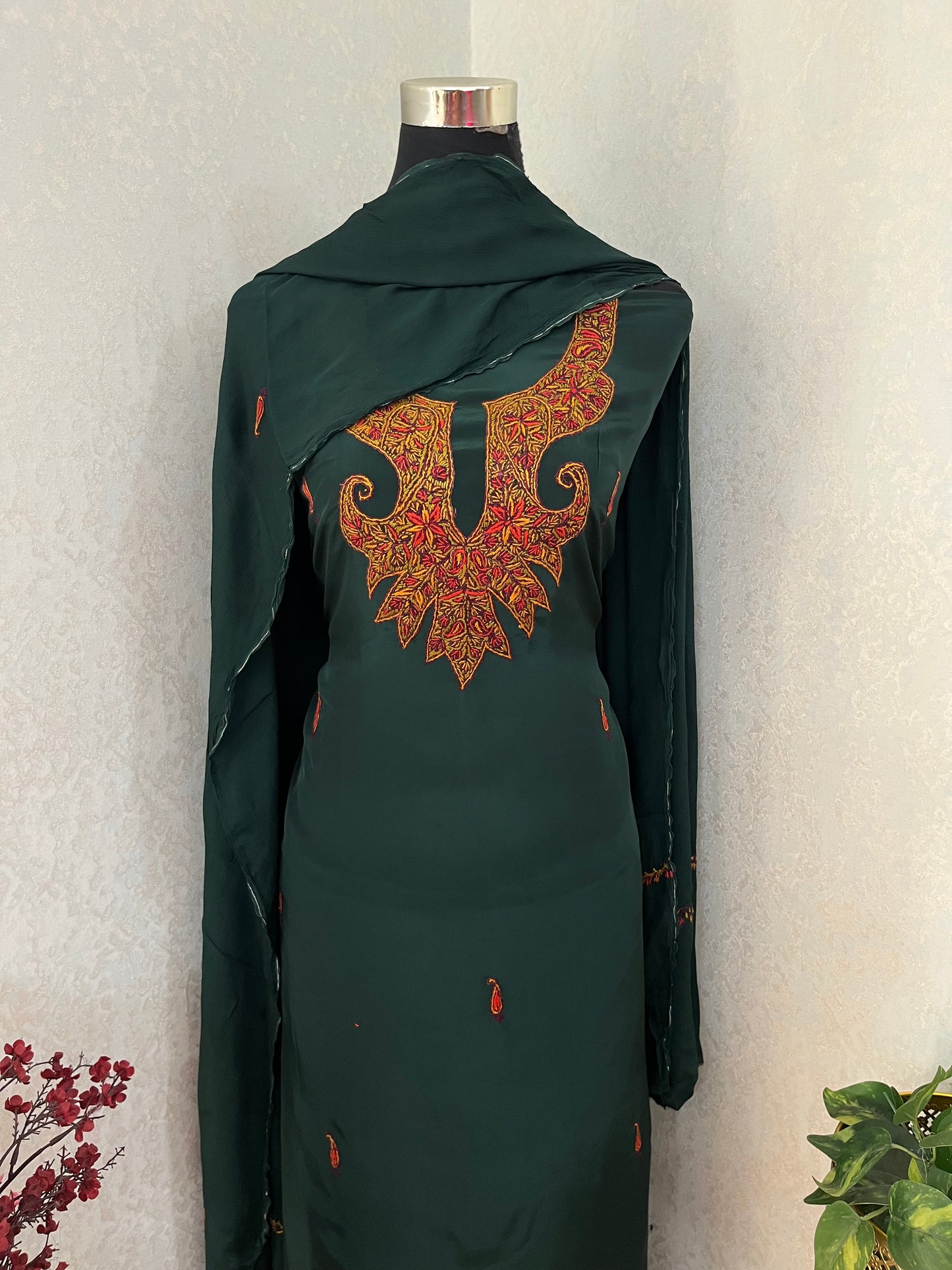 Green Kalaa’ Crape Sozni Kashmiri Suit