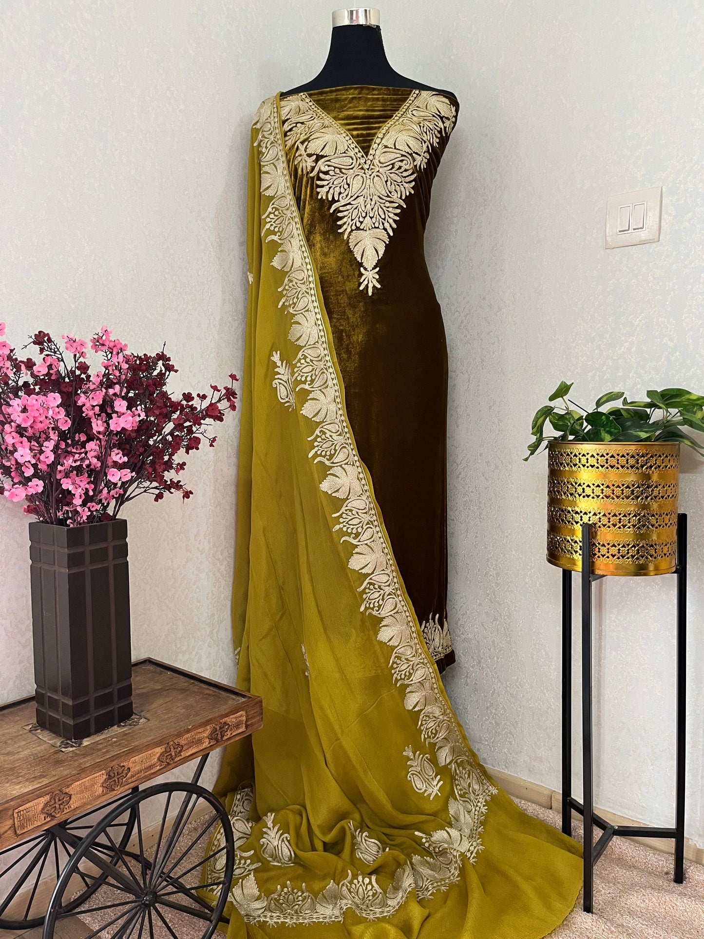 Henna Green Tilla Pure Makhmal Suit