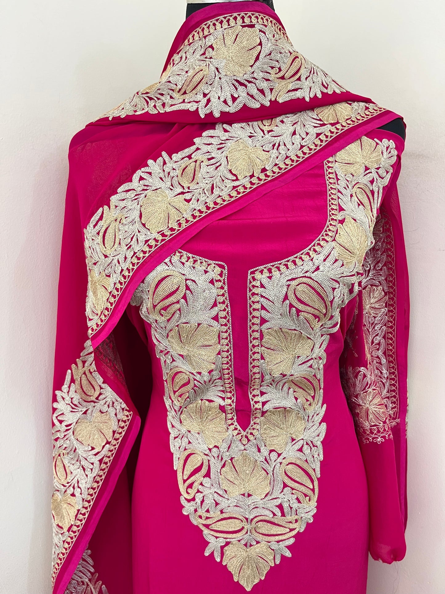 Hot pink Kalaa’Crape Kashmiri Suit