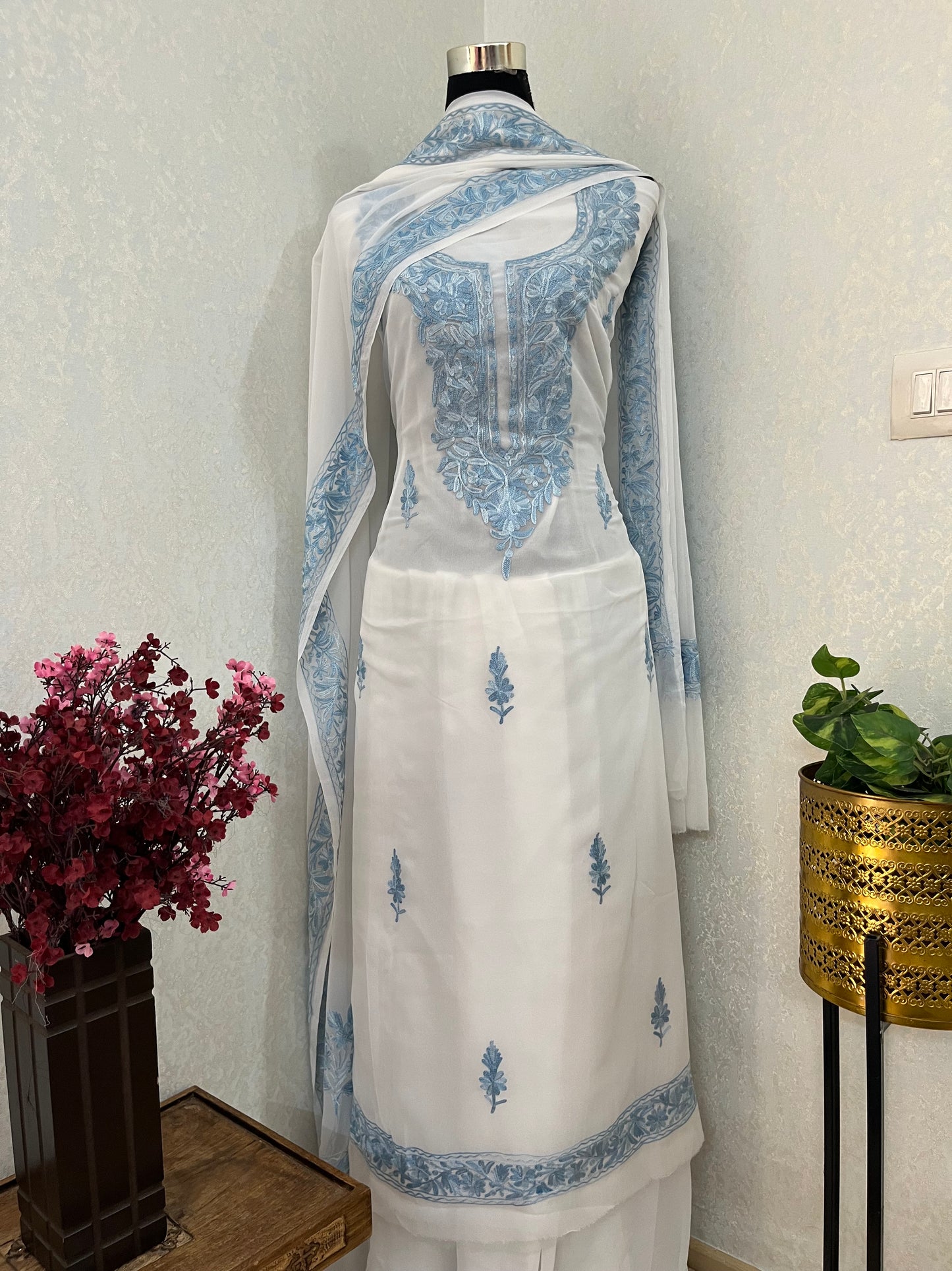 Off white  Georgette 3pc Kashmiri Suit
