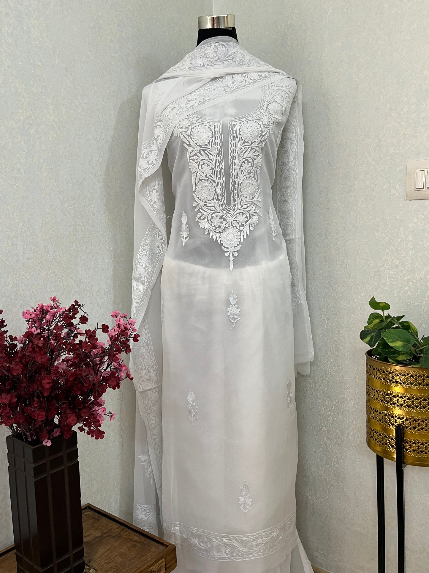 Off white  Georgette 3pc Kashmiri Suit