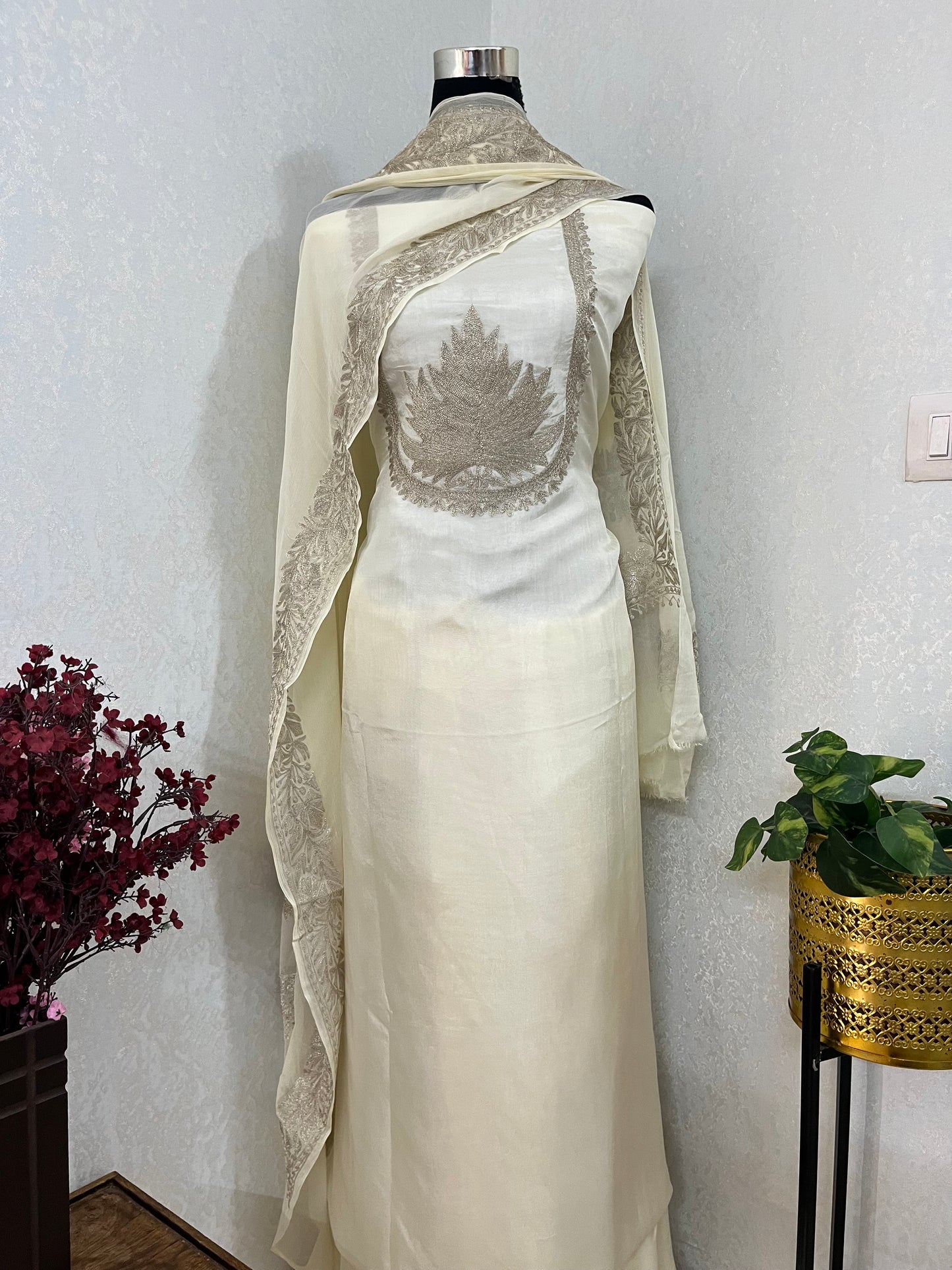 Ivory Sanam’ Tilla Kashmiri Silk Suit