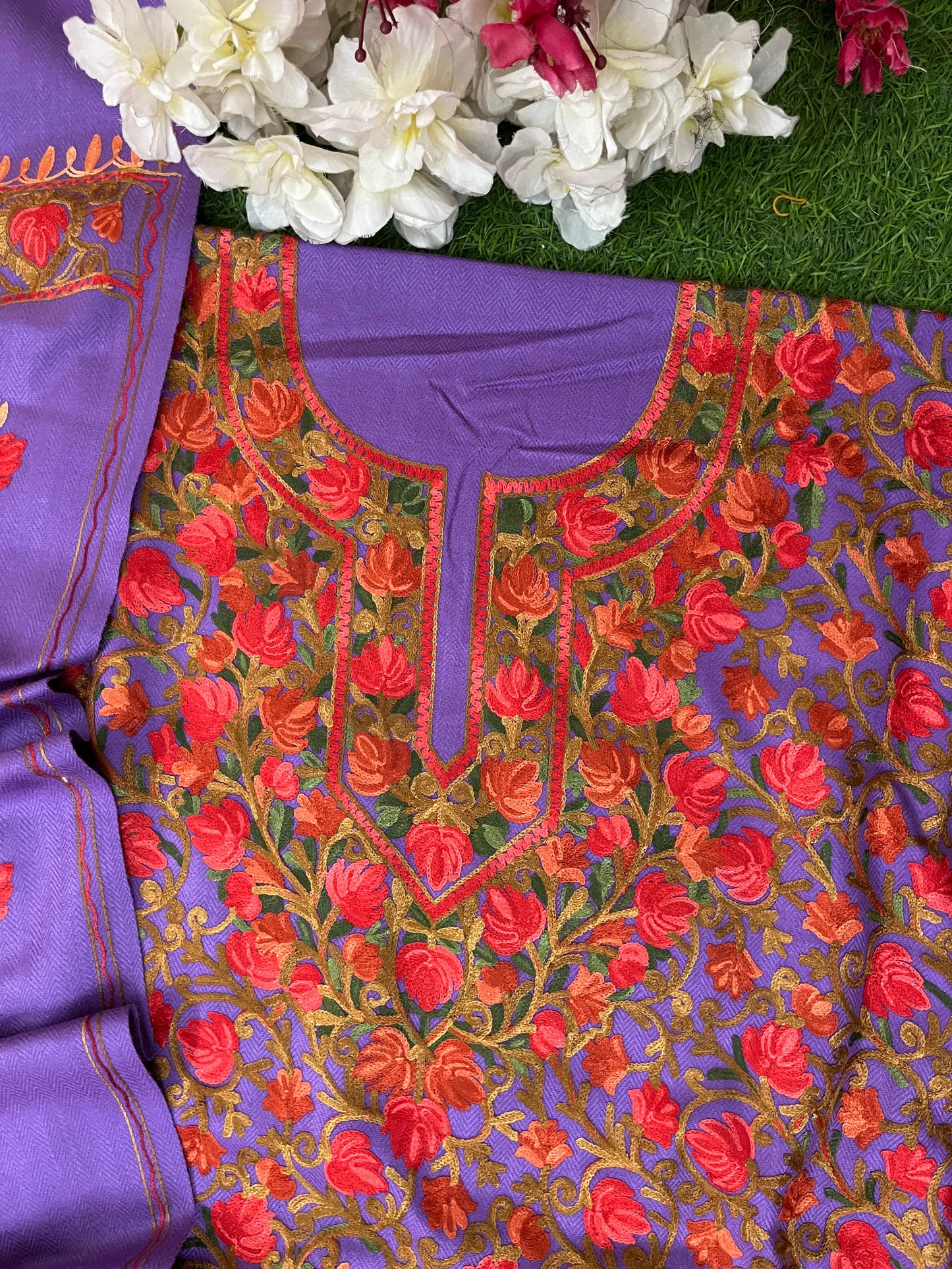 Lavender Chinar Woollen Aari Embroidered 3pc Suit Stole