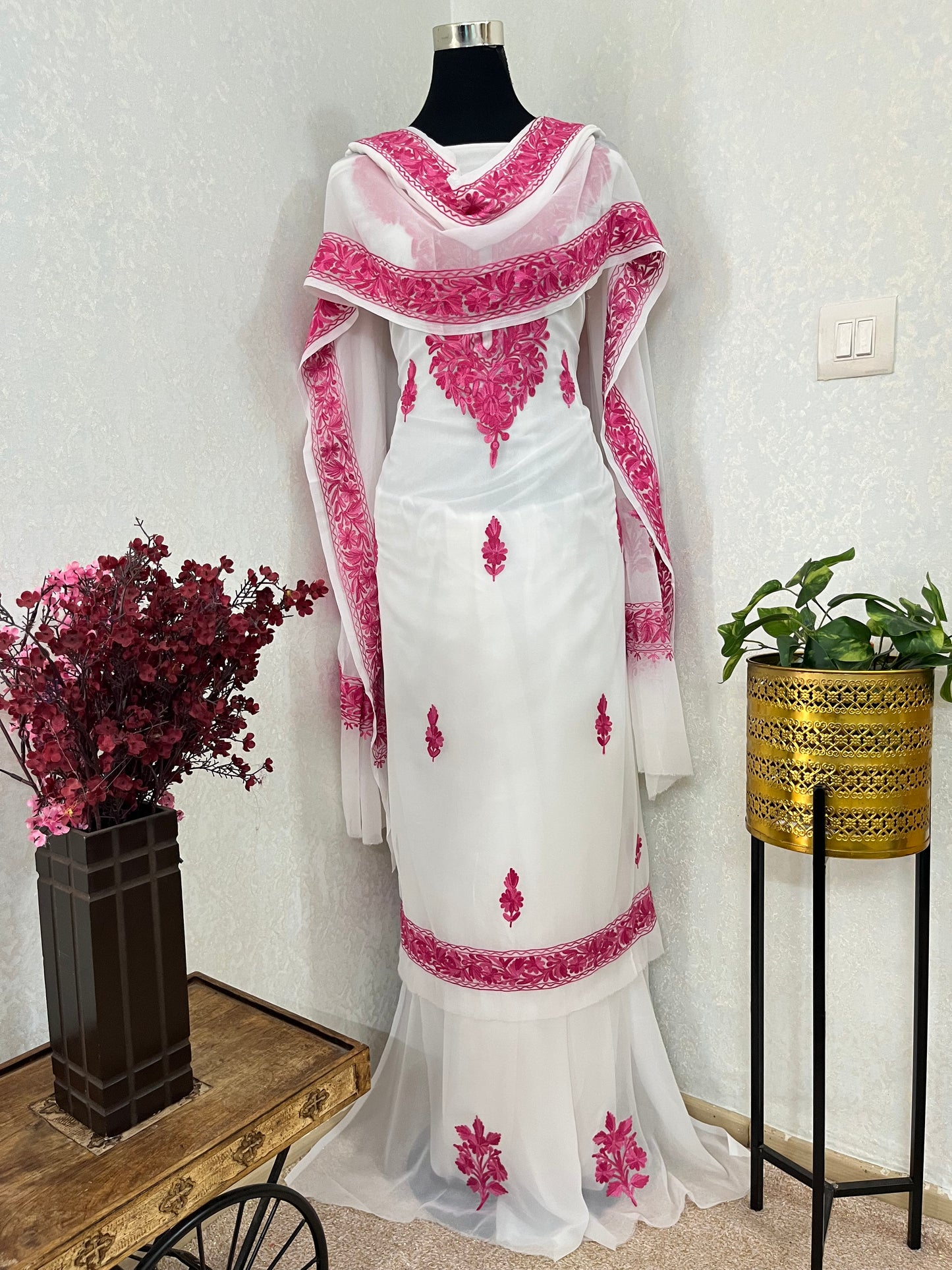 Off white  Georgette 3pc Kashmiri Suit