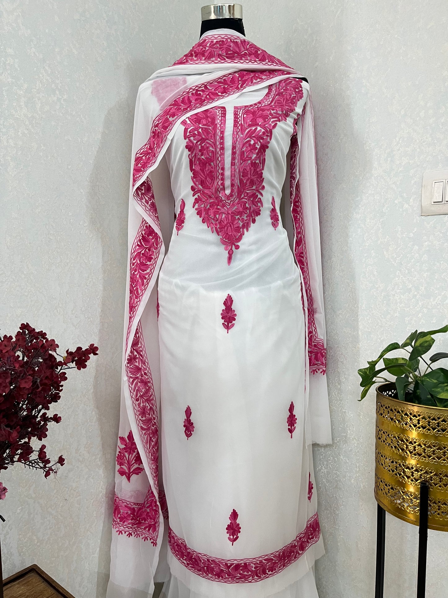 Off white  Georgette 3pc Kashmiri Suit