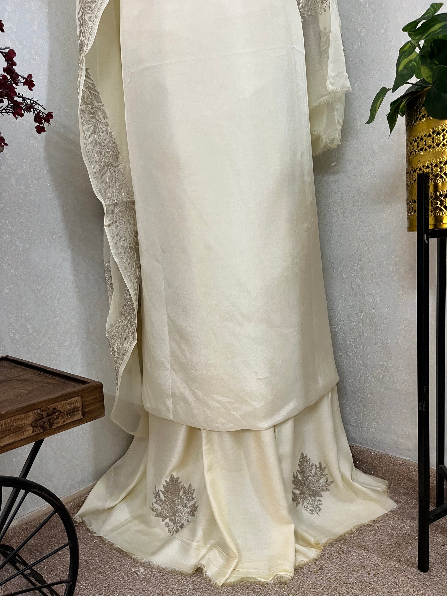 Ivory Sanam’ Tilla Kashmiri Silk Suit