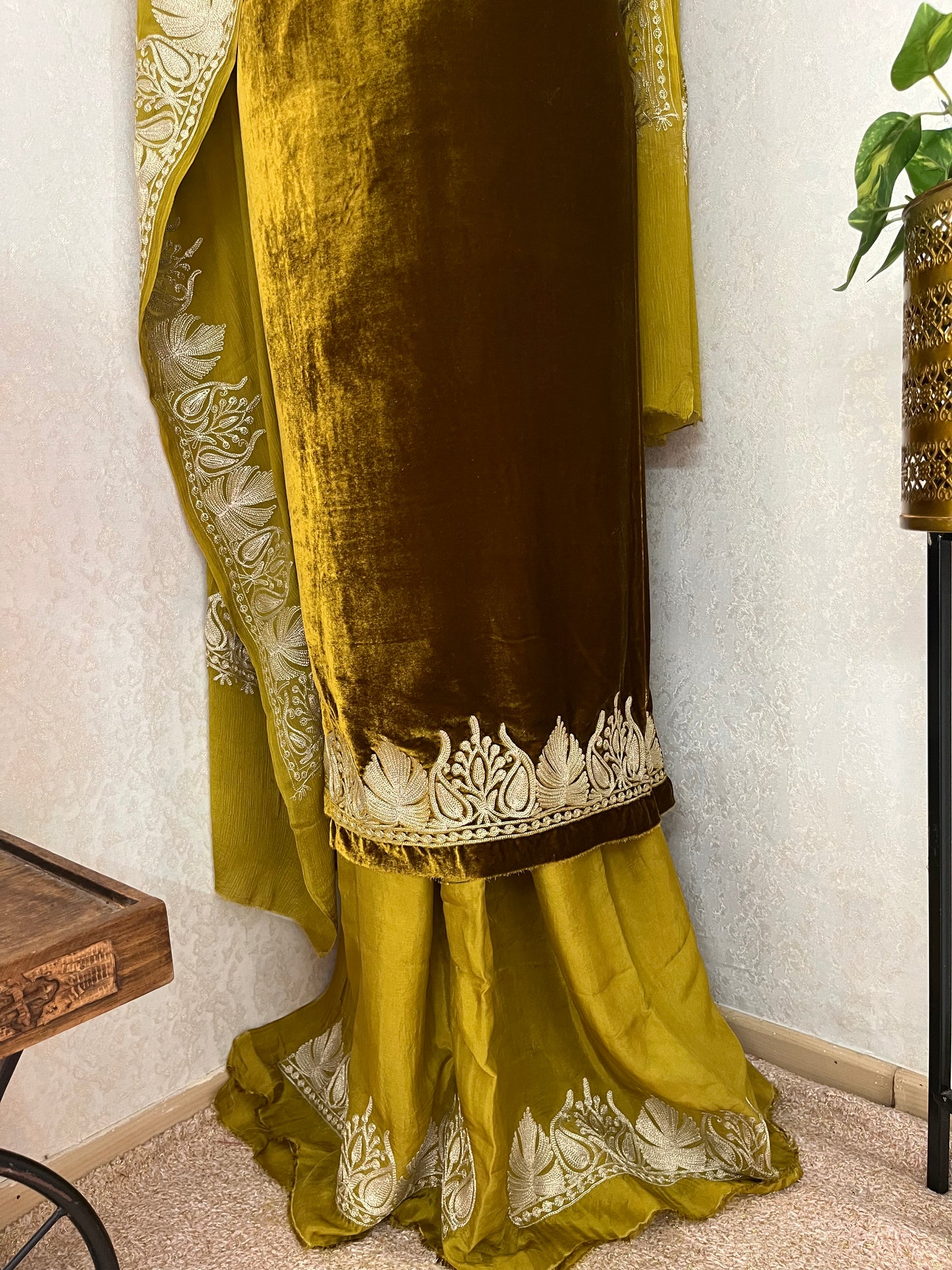 Henna Green Tilla Pure Makhmal Suit