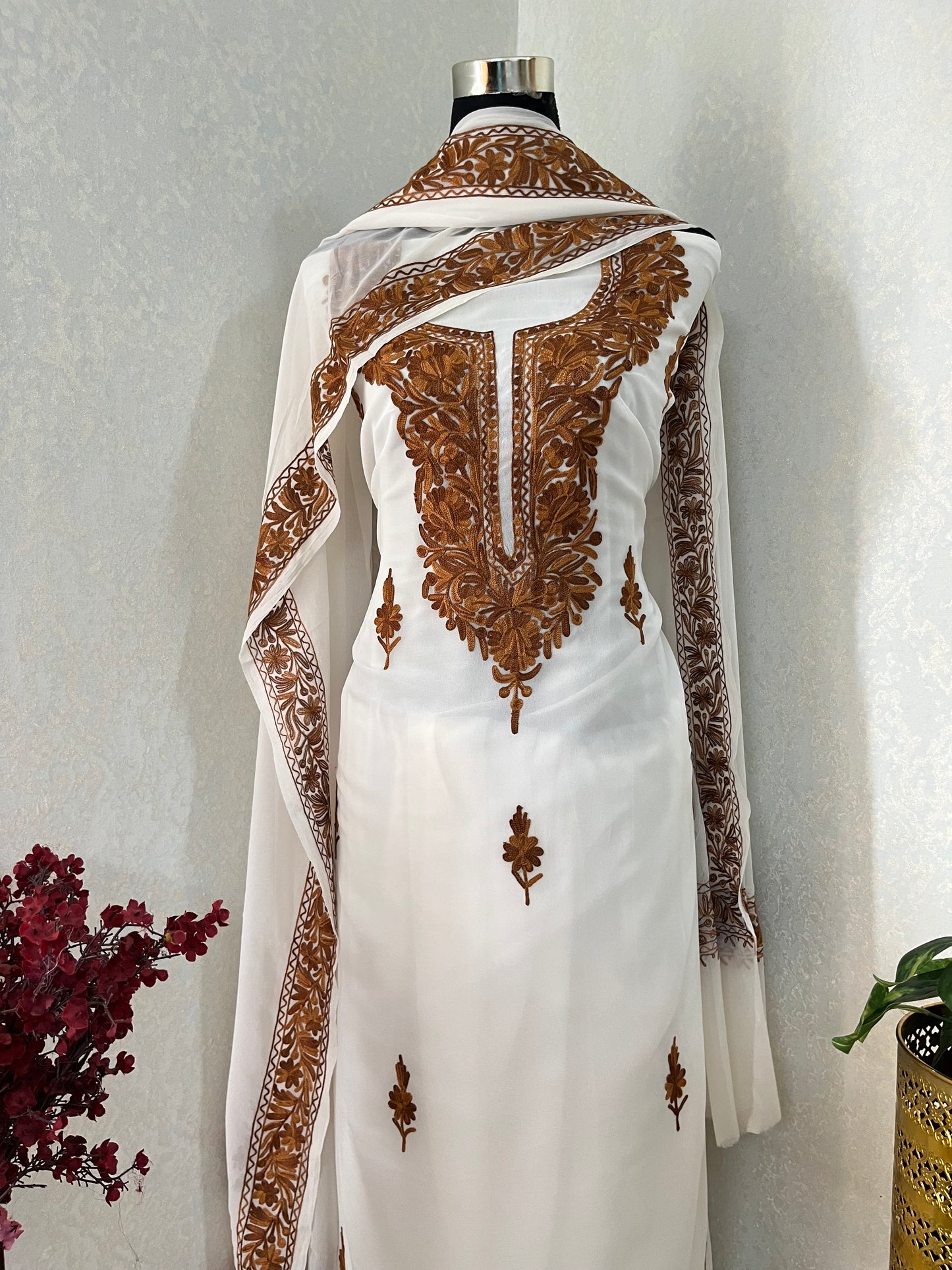 Off white  Georgette 3pc Kashmiri Suit