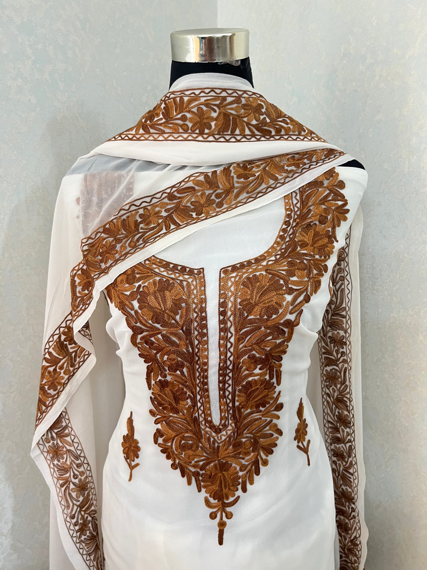 Off white  Georgette 3pc Kashmiri Suit