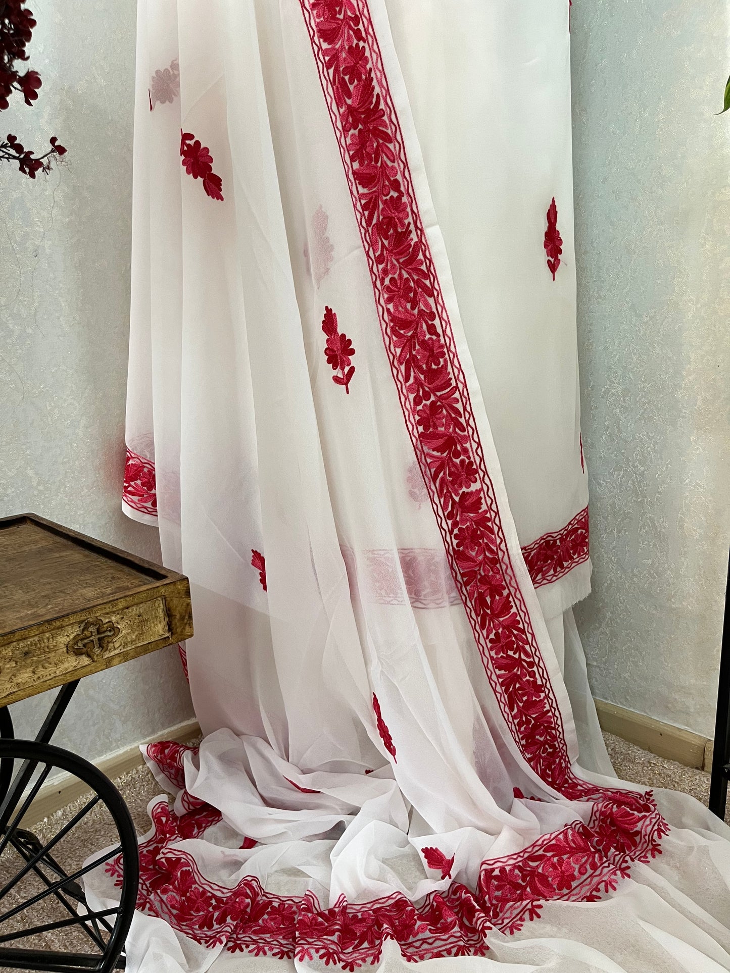 Off white  Georgette 3pc Kashmiri Suit