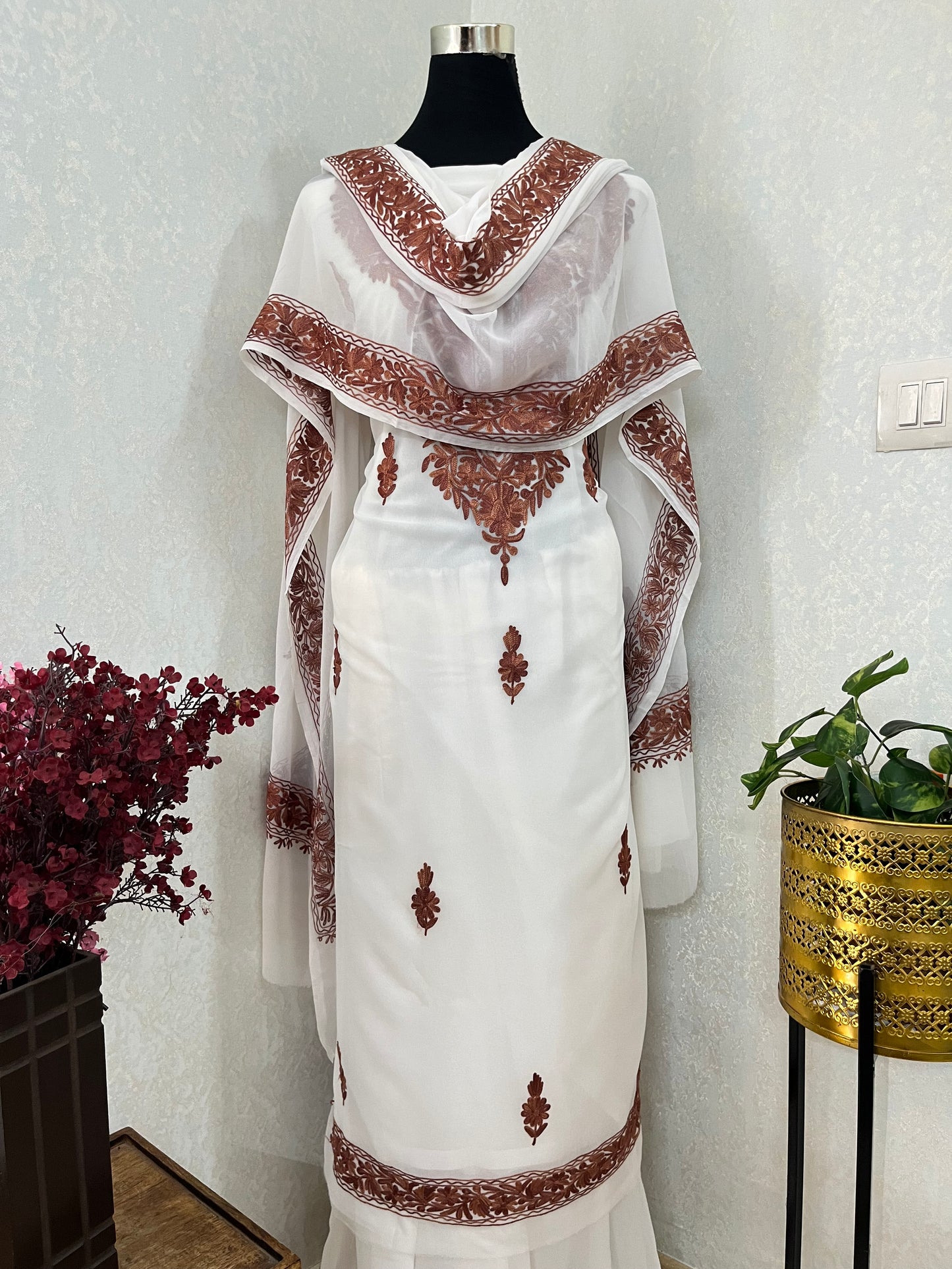 Off white  Georgette 3pc Kashmiri Suit