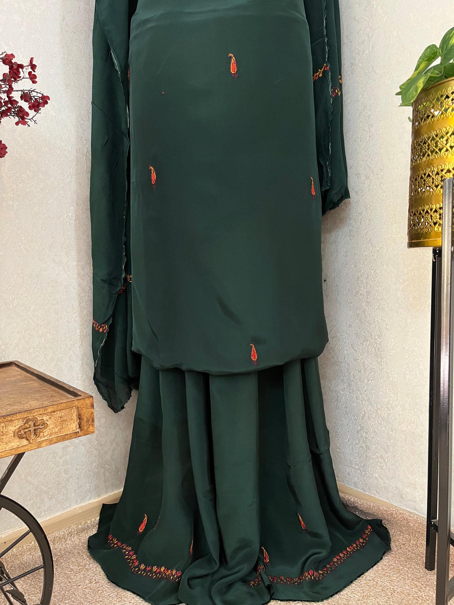 Green Kalaa’ Crape Sozni Kashmiri Suit