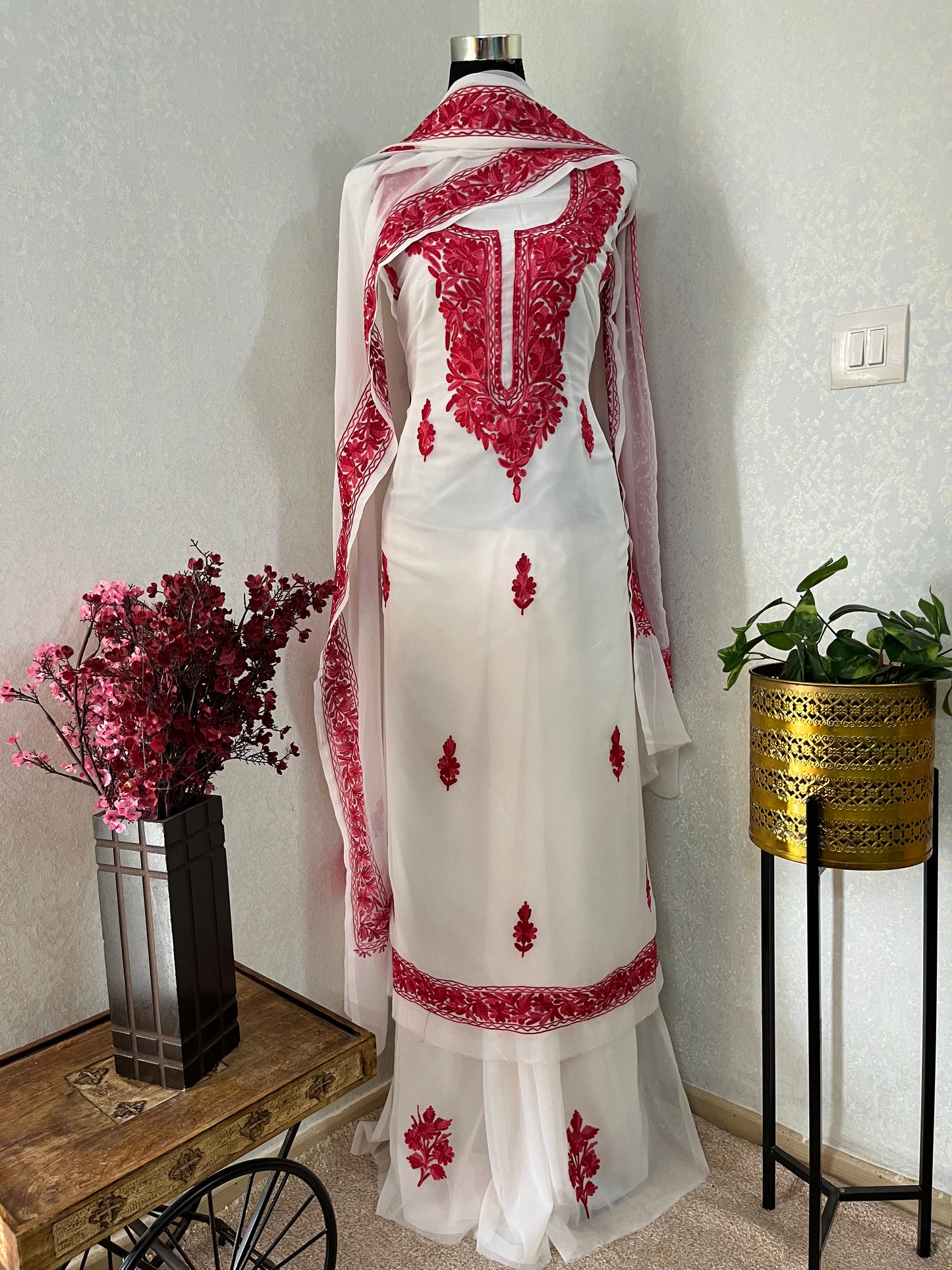 Off white  Georgette 3pc Kashmiri Suit
