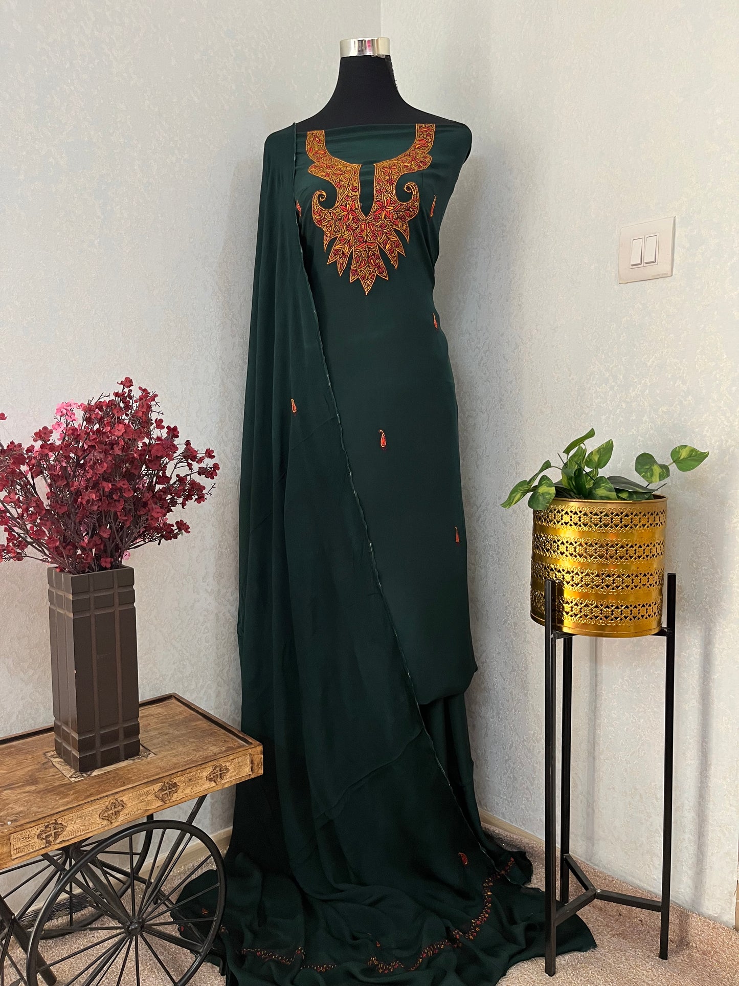 Green Kalaa’ Crape Sozni Kashmiri Suit