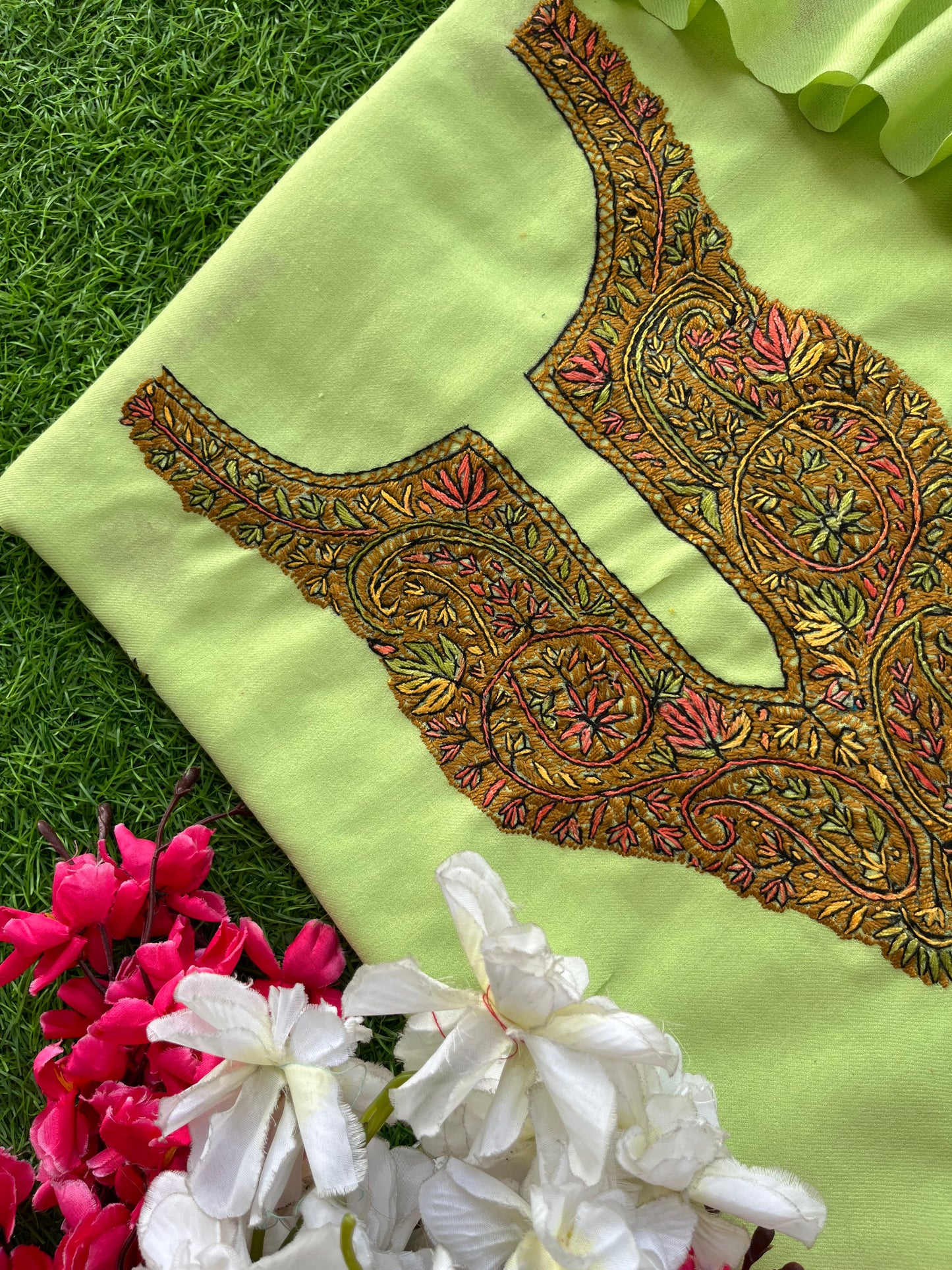 Pista Green Fine Wool Sozni Embroidered 3pc Suit Stole