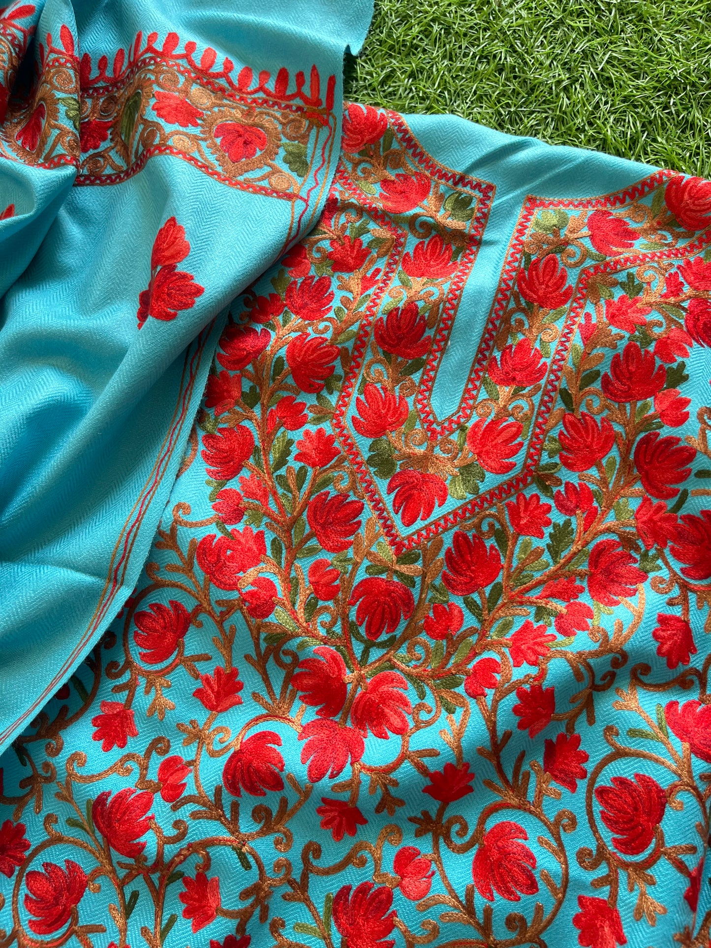 Aqua Blue Chinar Woollen Aari Embroidered 3pc Suit Stole