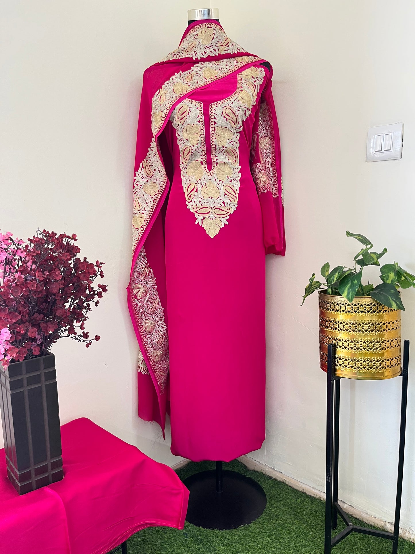 Hot pink Kalaa’Crape Kashmiri Suit