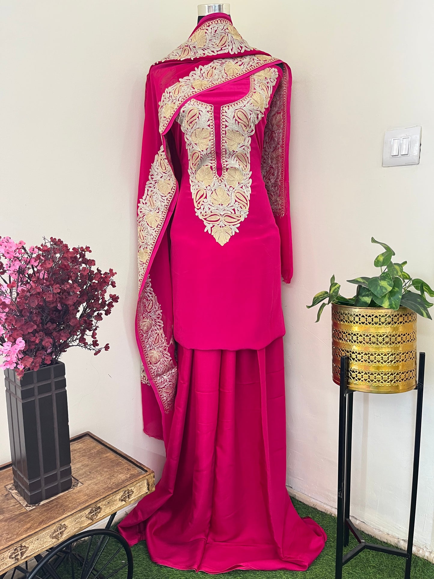 Hot pink Kalaa’Crape Kashmiri Suit