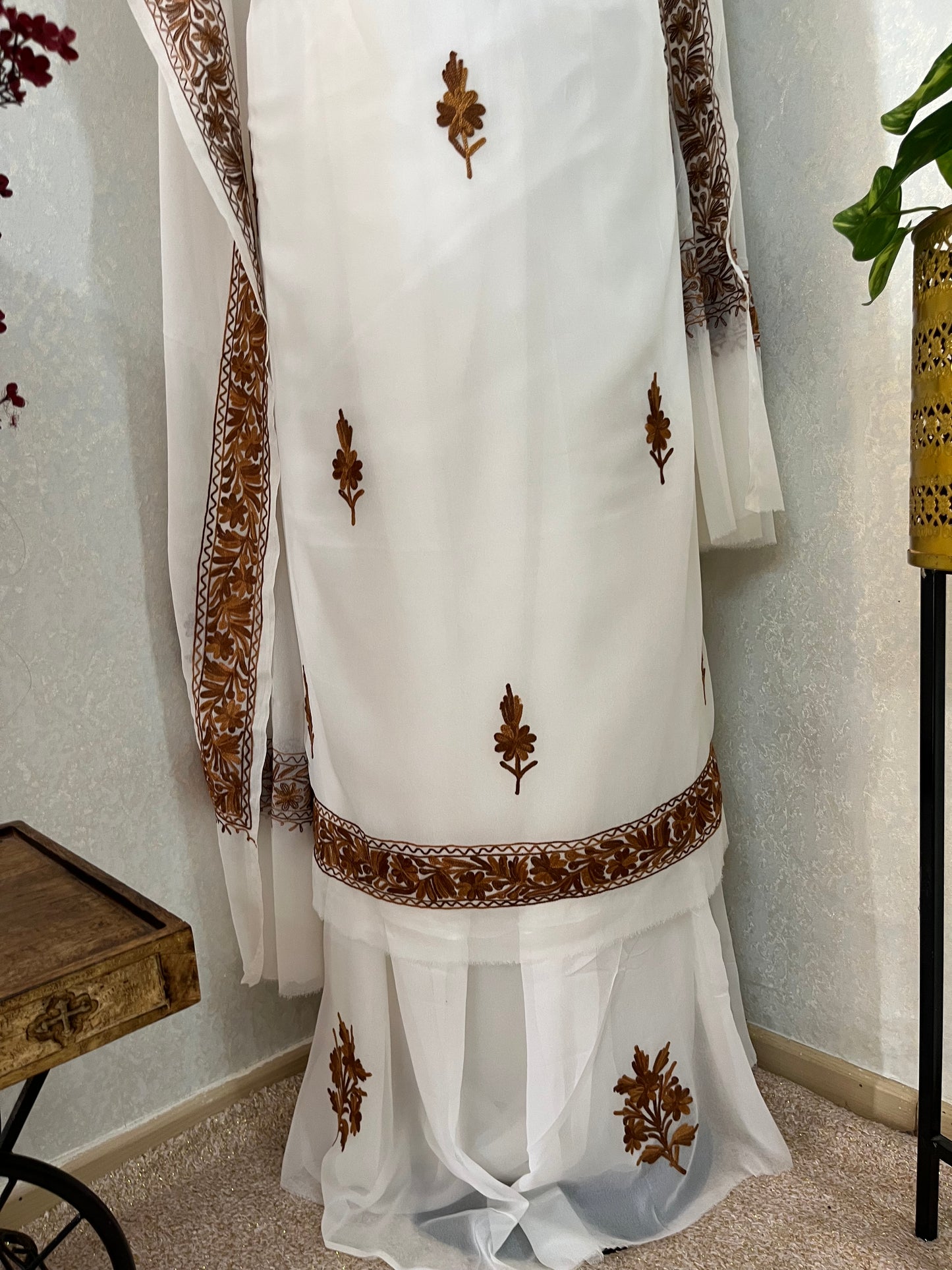 Off white  Georgette 3pc Kashmiri Suit
