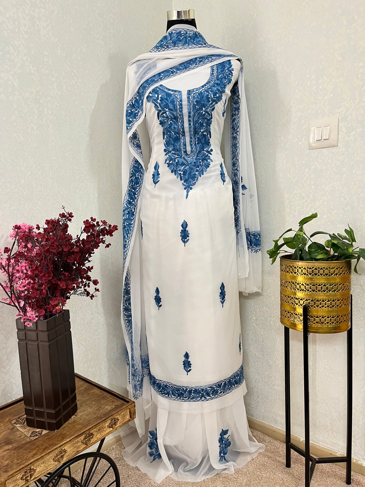 Off white  Georgette 3pc Kashmiri Suit