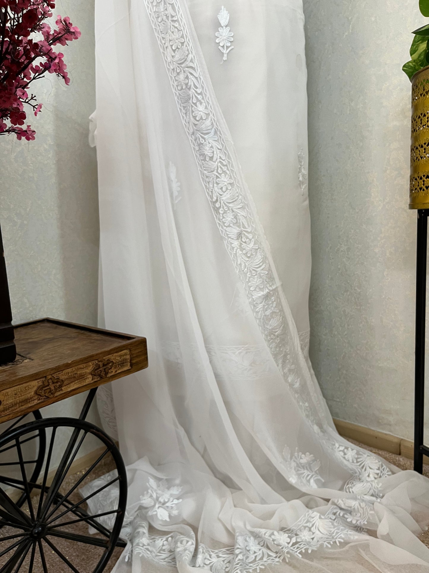 Off white  Georgette 3pc Kashmiri Suit